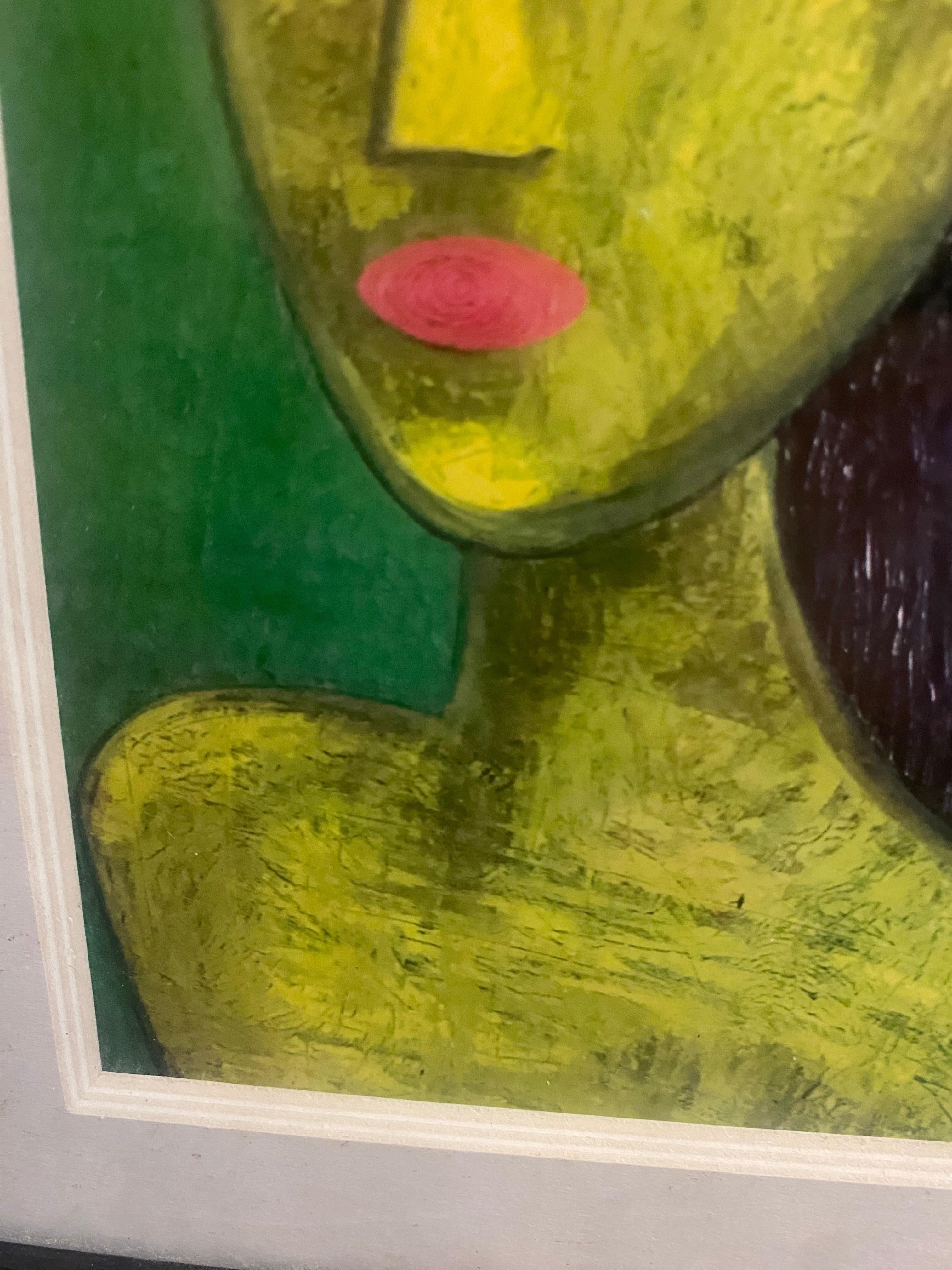 Este pequeño retrato fotográfico muestra a una mujer de pelo largo y oscuro, de perfil y con un fondo verde. La artista utiliza colores surrealistas, dando a su piel un tono amarillo y a sus labios un rosa suave. Un delicado giro en la pincelada