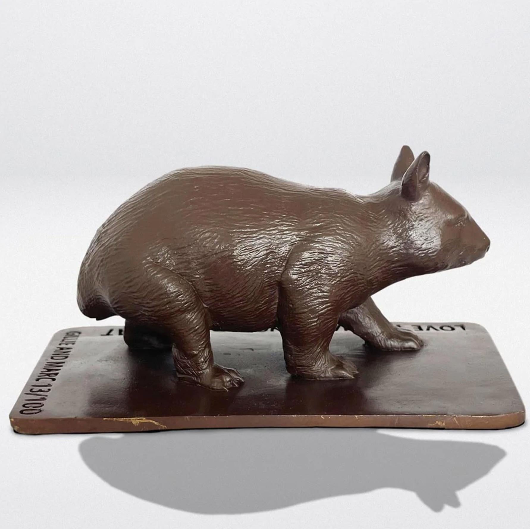 Titre : L'amour du Wombat à nez poilu
Sculpture en bronze authentique

Cette authentique sculpture en bronze intitulée 