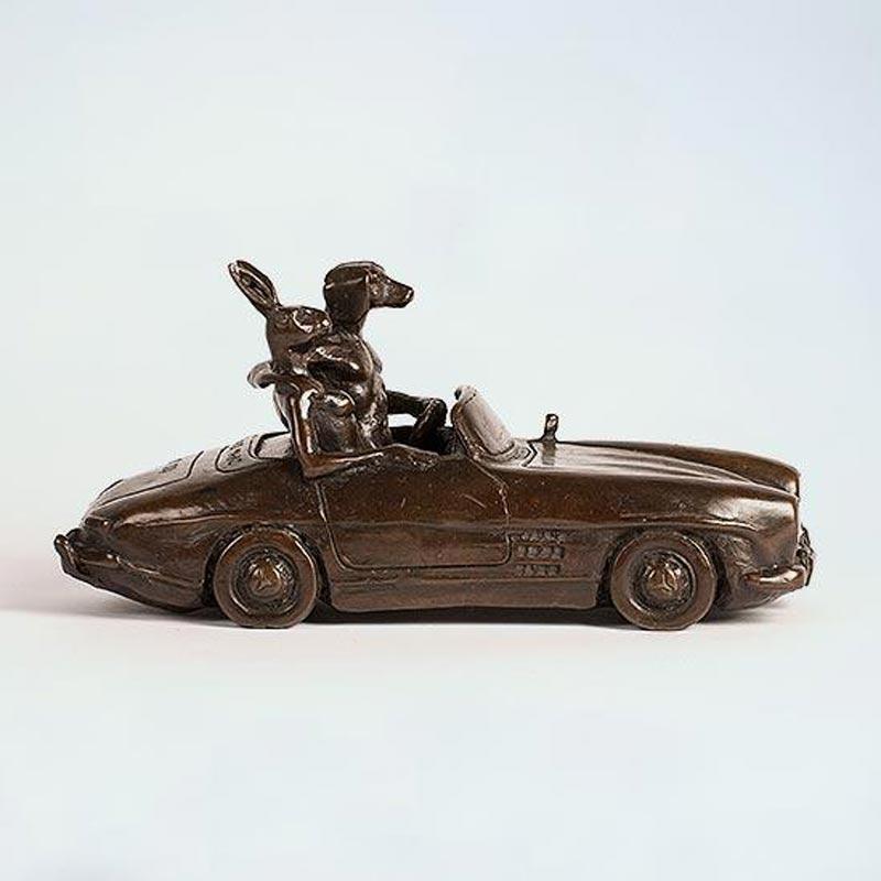 Bronze-Skulptur - Kunst - Gillie und Marc - Dogman & Rabbitwoman - Auto- 2019 (Gold), Figurative Sculpture, von Gillie and Marc Schattner