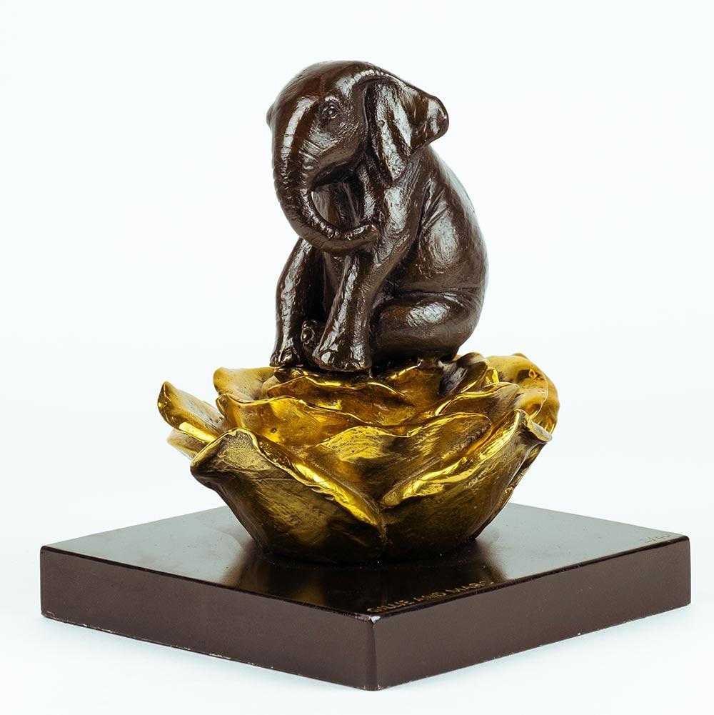 Title: The elephant was in golden bloom
Authentic bronze sculpture

This authentic bronze sculpture titled 'The elephant was in golden bloom' by artists Gillie and Marc has been meticulously crafted in bronze. It features a Hippo standing on a gold
