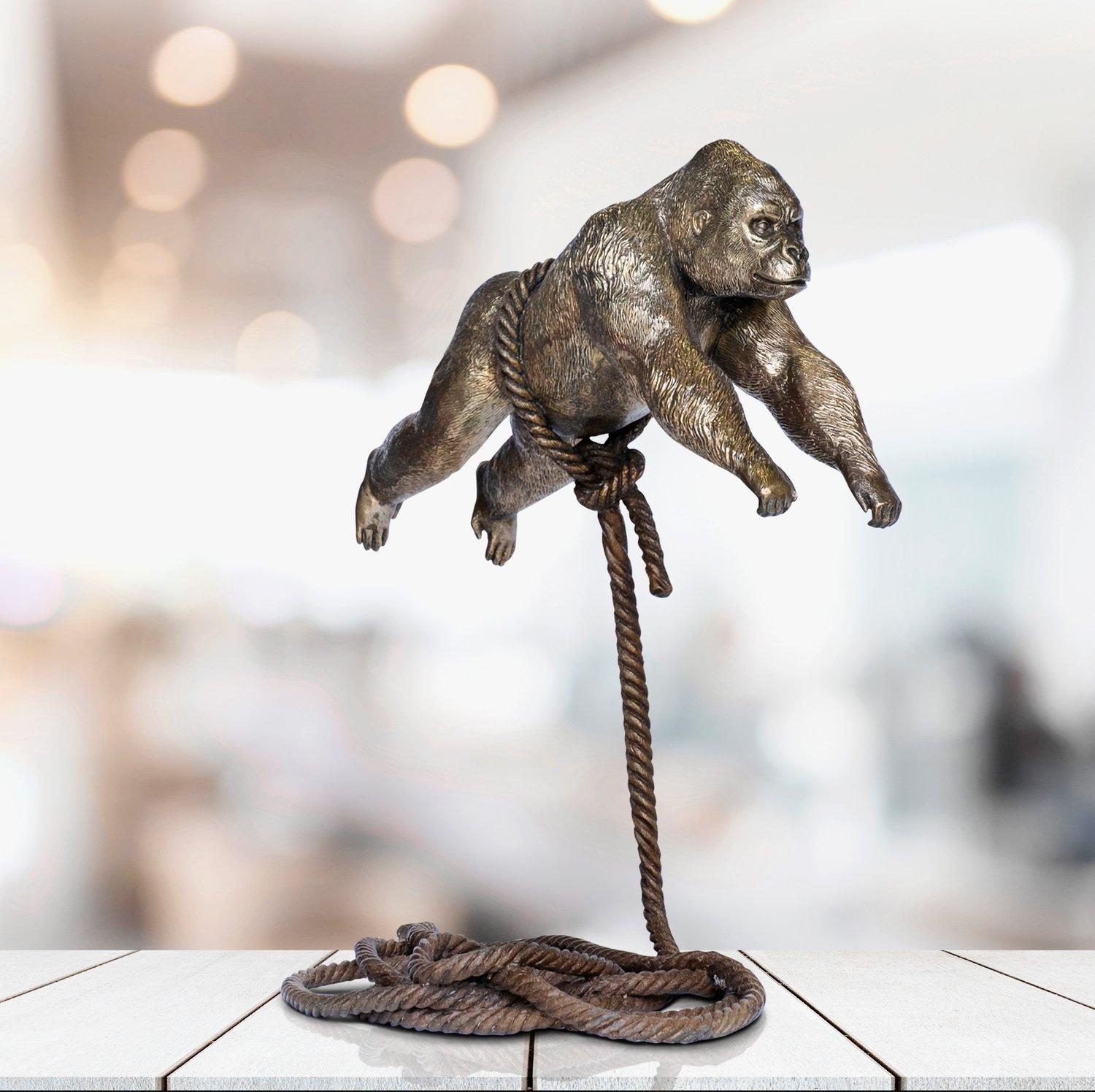 Tier-Skulptur aus Bronze – Kunst – Gorilla auf einem kurzen Seil – Gold – Bronze – Tiere – Sculpture von Gillie and Marc Schattner