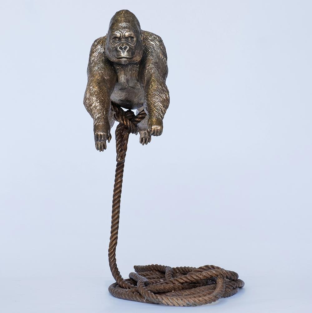 Tier-Skulptur aus Bronze – Kunst – Gorilla auf einem kurzen Seil – Gold – Bronze – Tiere (Blau), Figurative Sculpture, von Gillie and Marc Schattner