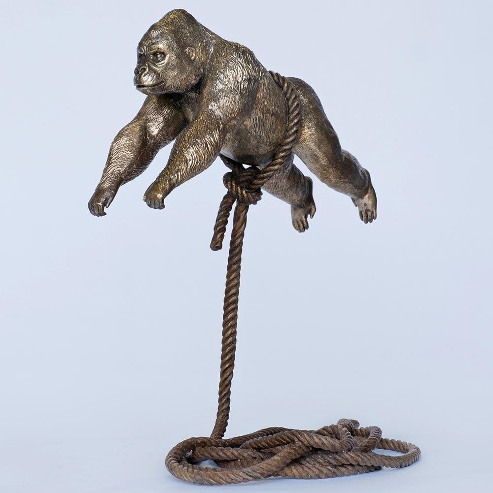 Gillie and Marc Schattner Figurative Sculpture – Tier-Skulptur aus Bronze – Kunst – Gorilla auf einem kurzen Seil – Gold – Bronze – Tiere