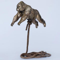 Tier-Skulptur aus Bronze – Kunst – Gorilla auf einem kurzen Seil – Gold – Bronze – Tiere