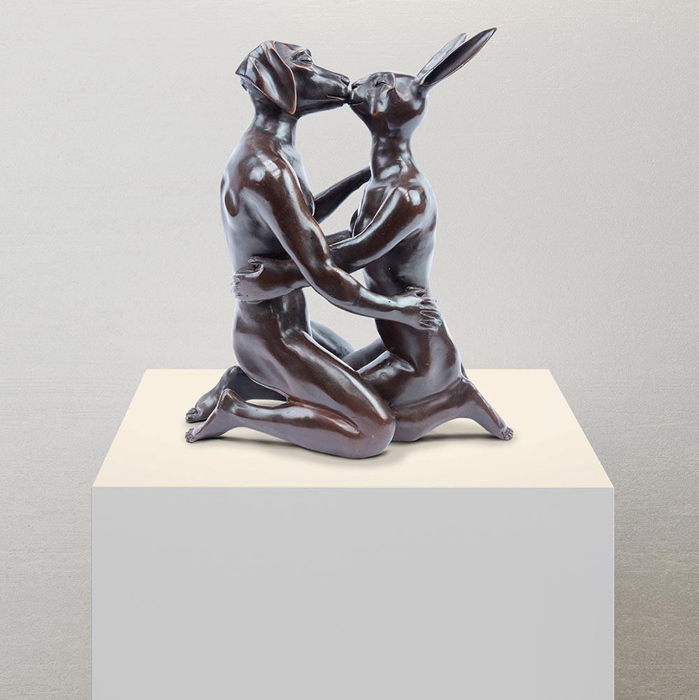 Scultura animale in bronzo - Edizione limitata - Amore - Coniglio - Cane - Bacio - Abbraccio - Sculpture Contemporaneo di Gillie and Marc Schattner