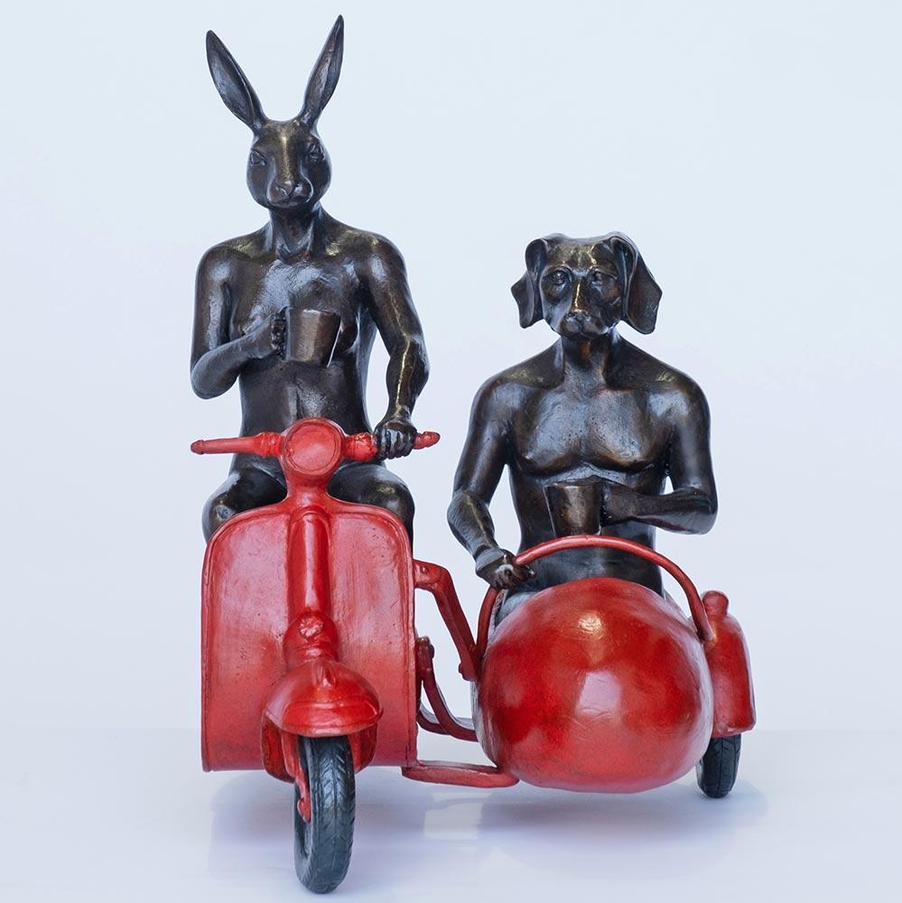 Bronze-Skulptur – limitierte Auflage – Vespa Travel Adventure Art – rote Patina – Sculpture von Gillie and Marc Schattner