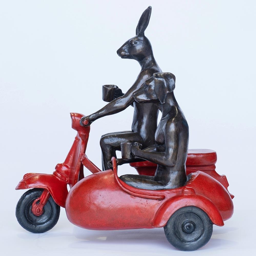 Bronze-Skulptur – limitierte Auflage – Vespa Travel Adventure Art – rote Patina (Zeitgenössisch), Sculpture, von Gillie and Marc Schattner
