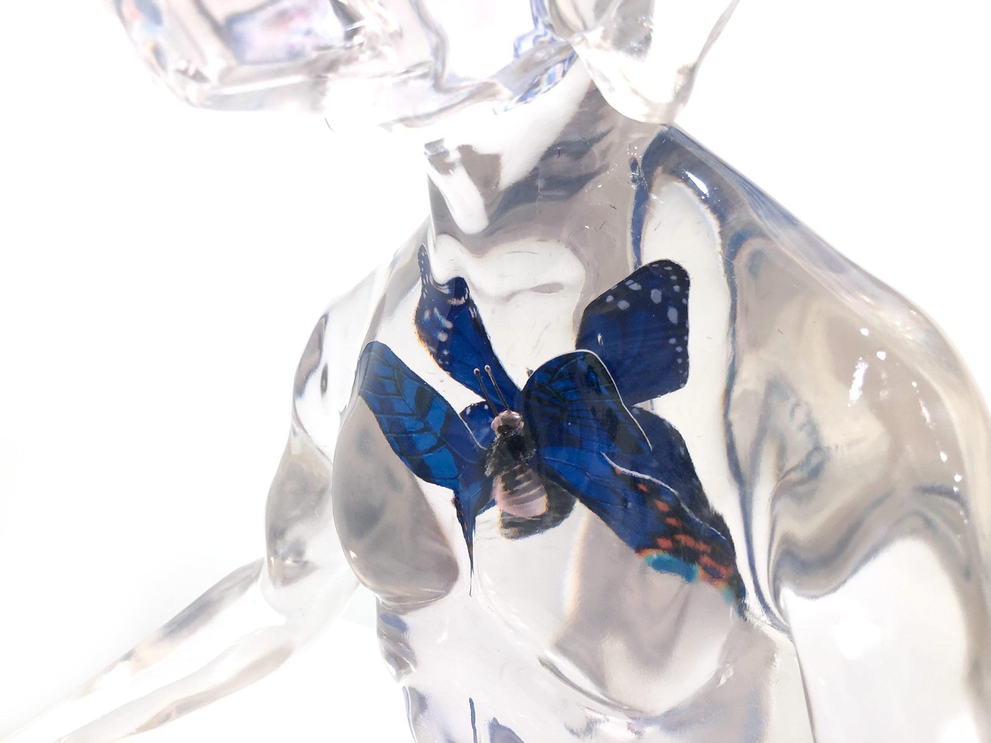 Sculpture abstraite de chien papillon bleu en résine avec papillon en vente 11