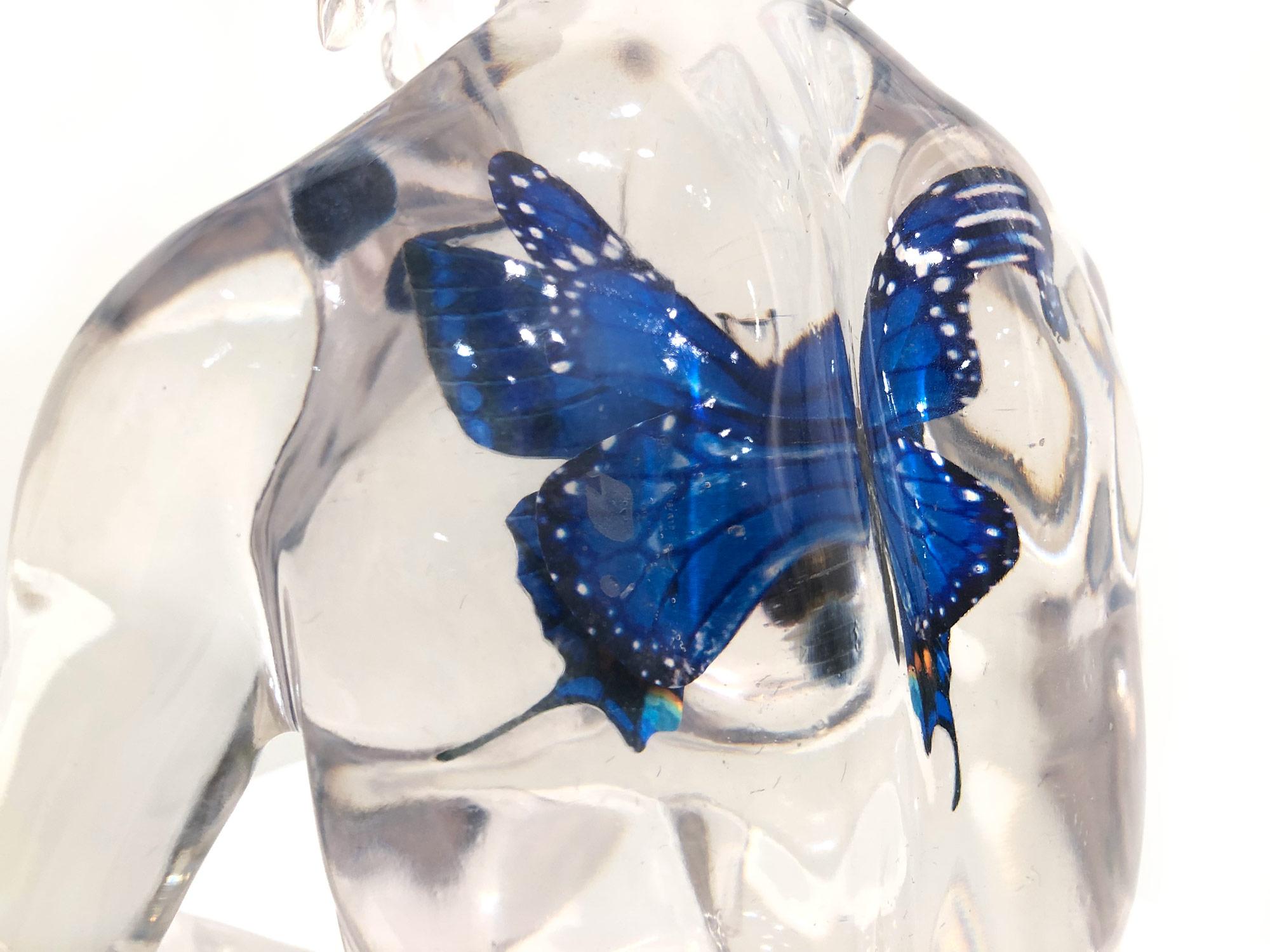 Abstrakte Hundefigur aus Harz mit Schmetterling blauer Hundefigur im Angebot 10