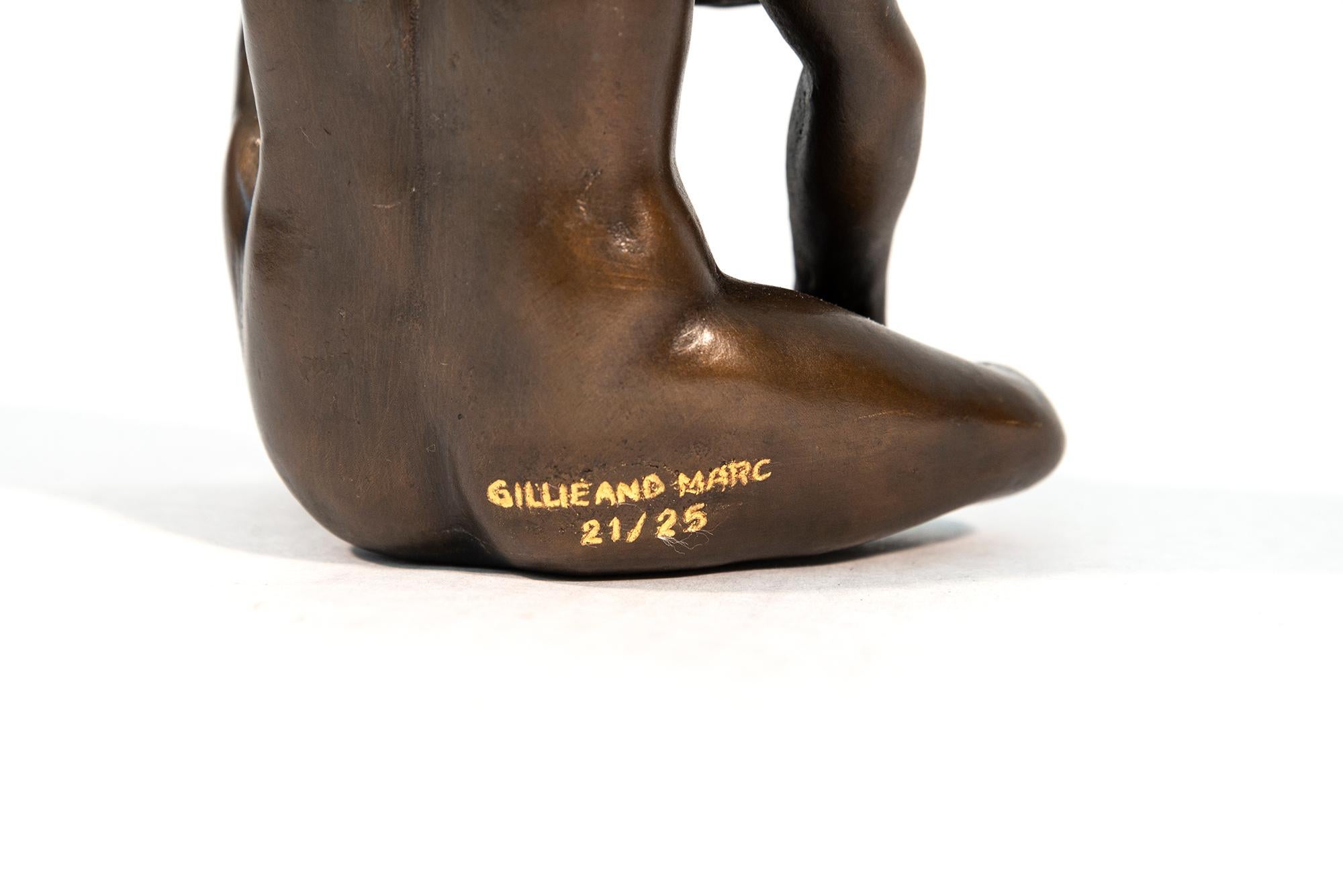 Fundida en bronce, esta escultura figurativa contemporánea de un perro antropomorfo es obra de Gillie y Marc.

Gillie y Marc, artistas británicos y australianos, han sido calificados por el New York Times como 