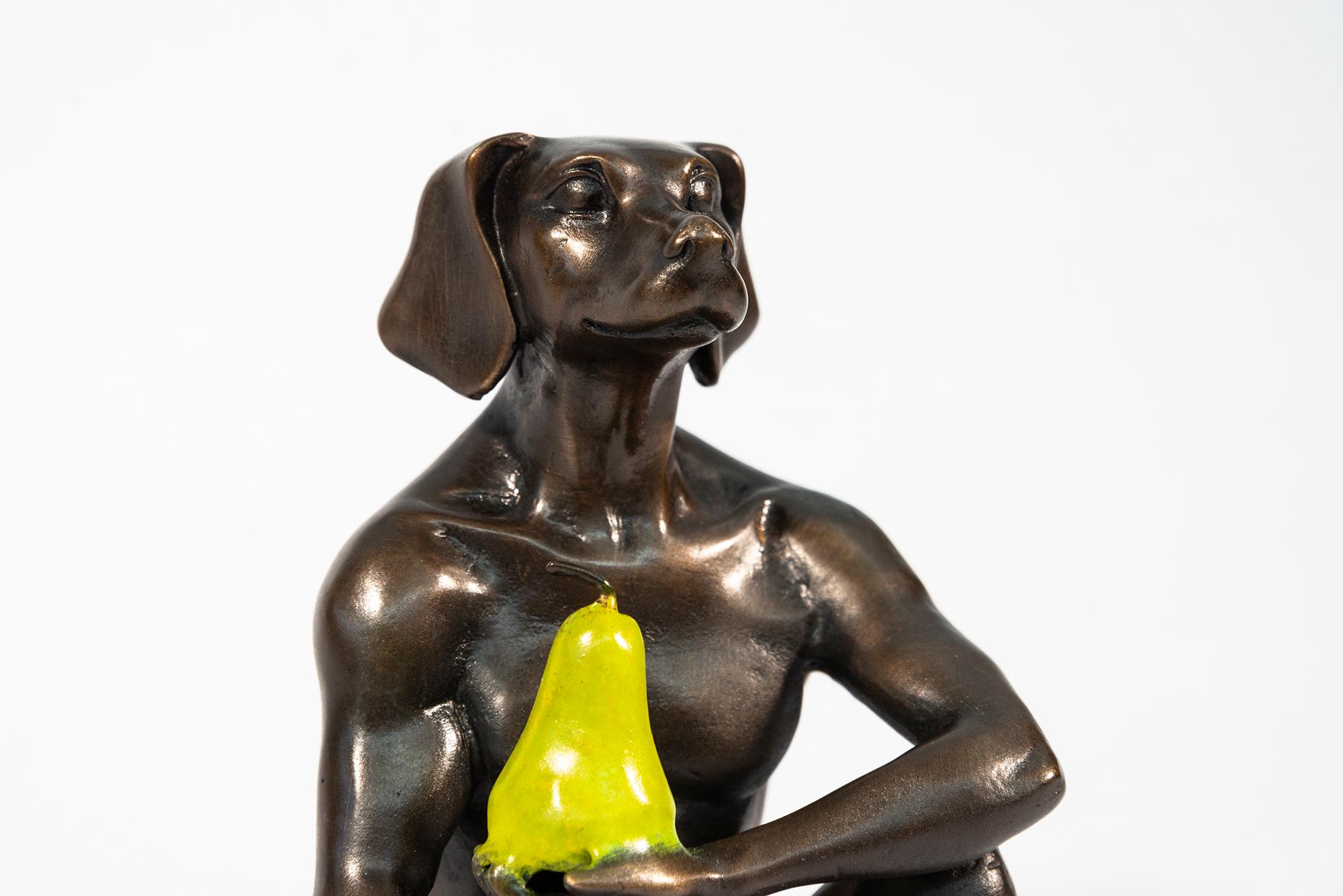 Al hombre perro le creció una pera 21/25 - escultura figurativa, contemporánea, de bronce en venta 4