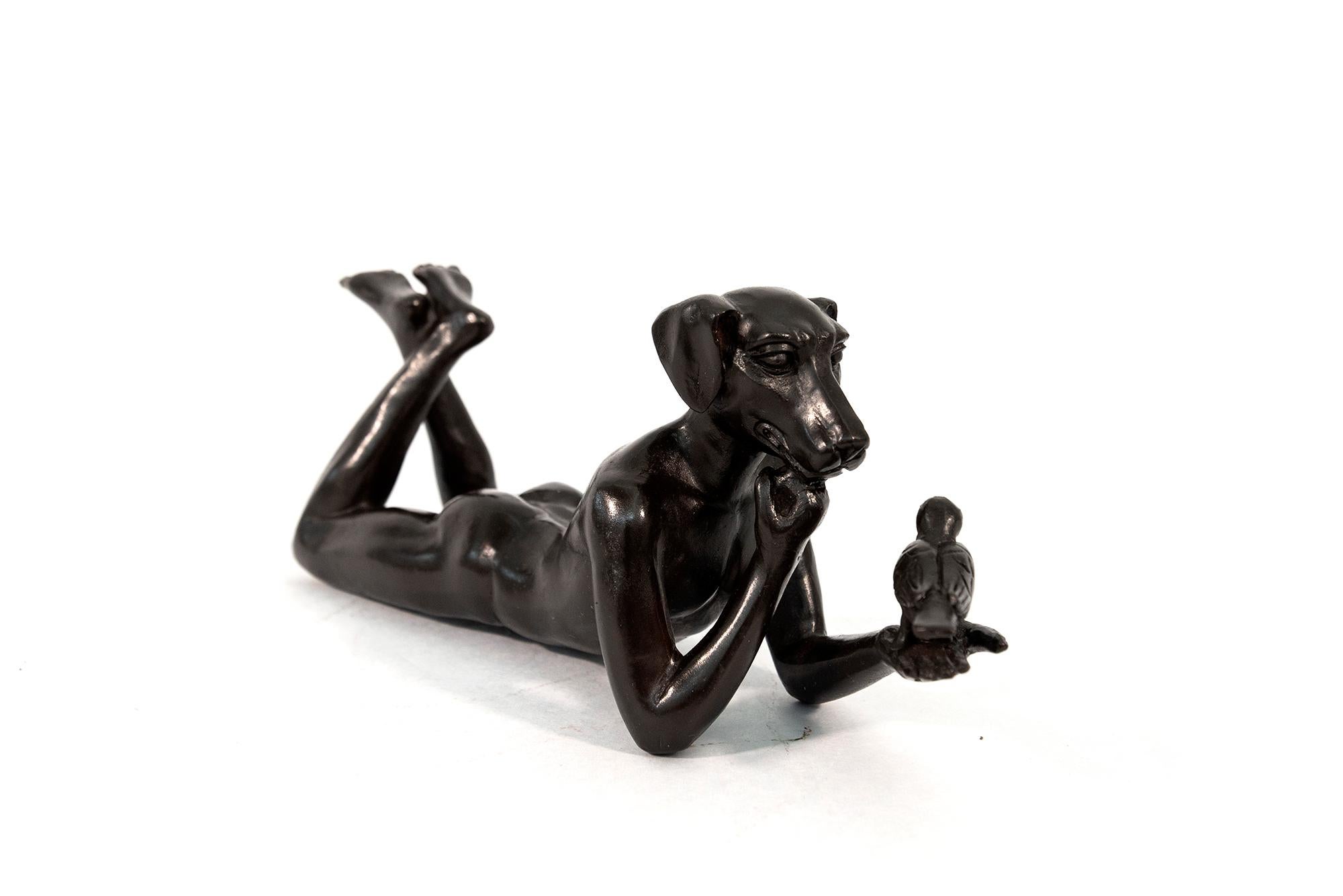 Dogman pensava che un uccello in mano fosse sempre meglio 20/50 - scultura in bronzo - Figurative Sculpture Oro di Gillie and Marc Schattner