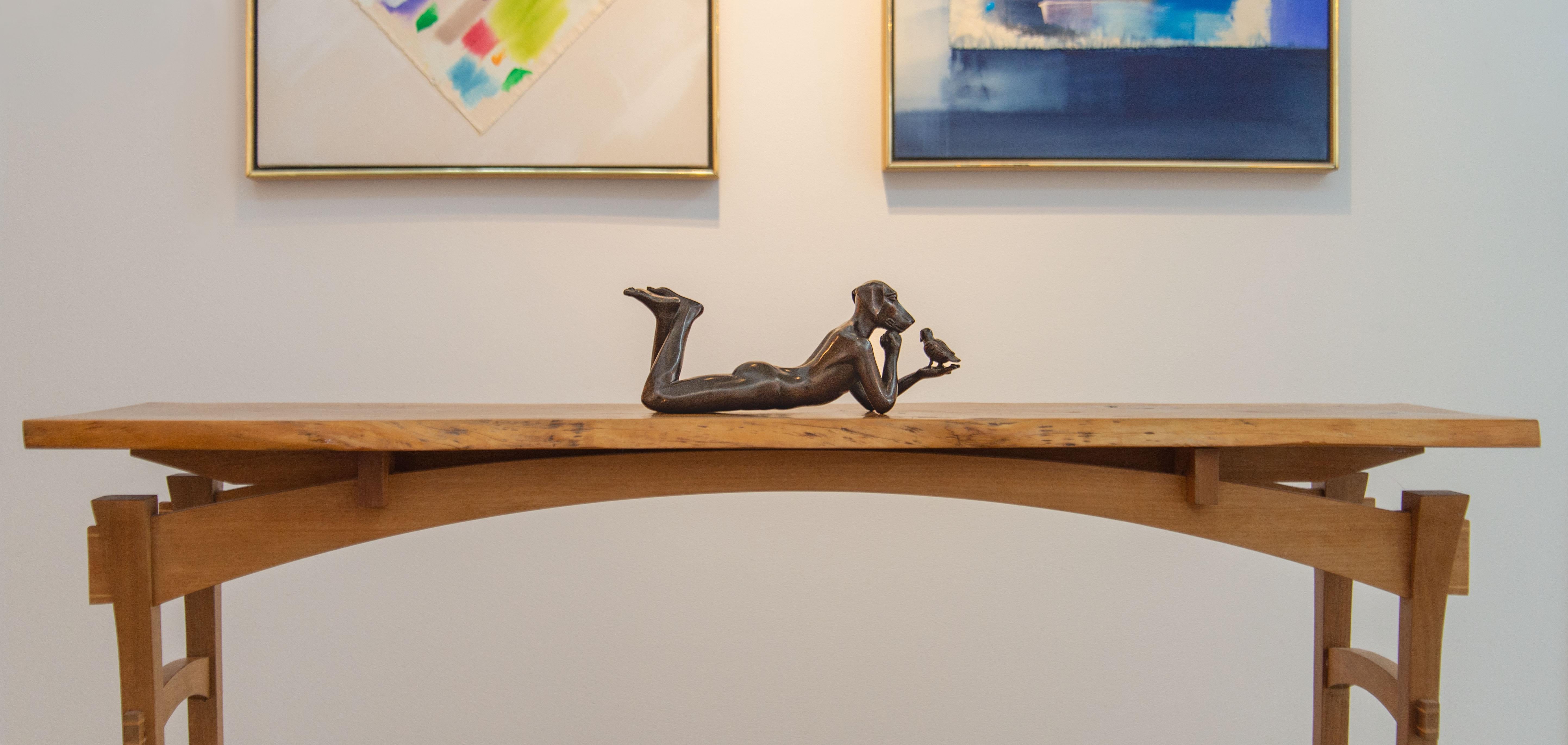 Dogman pensava che un uccello in mano fosse sempre meglio 20/50 - scultura in bronzo in vendita 2