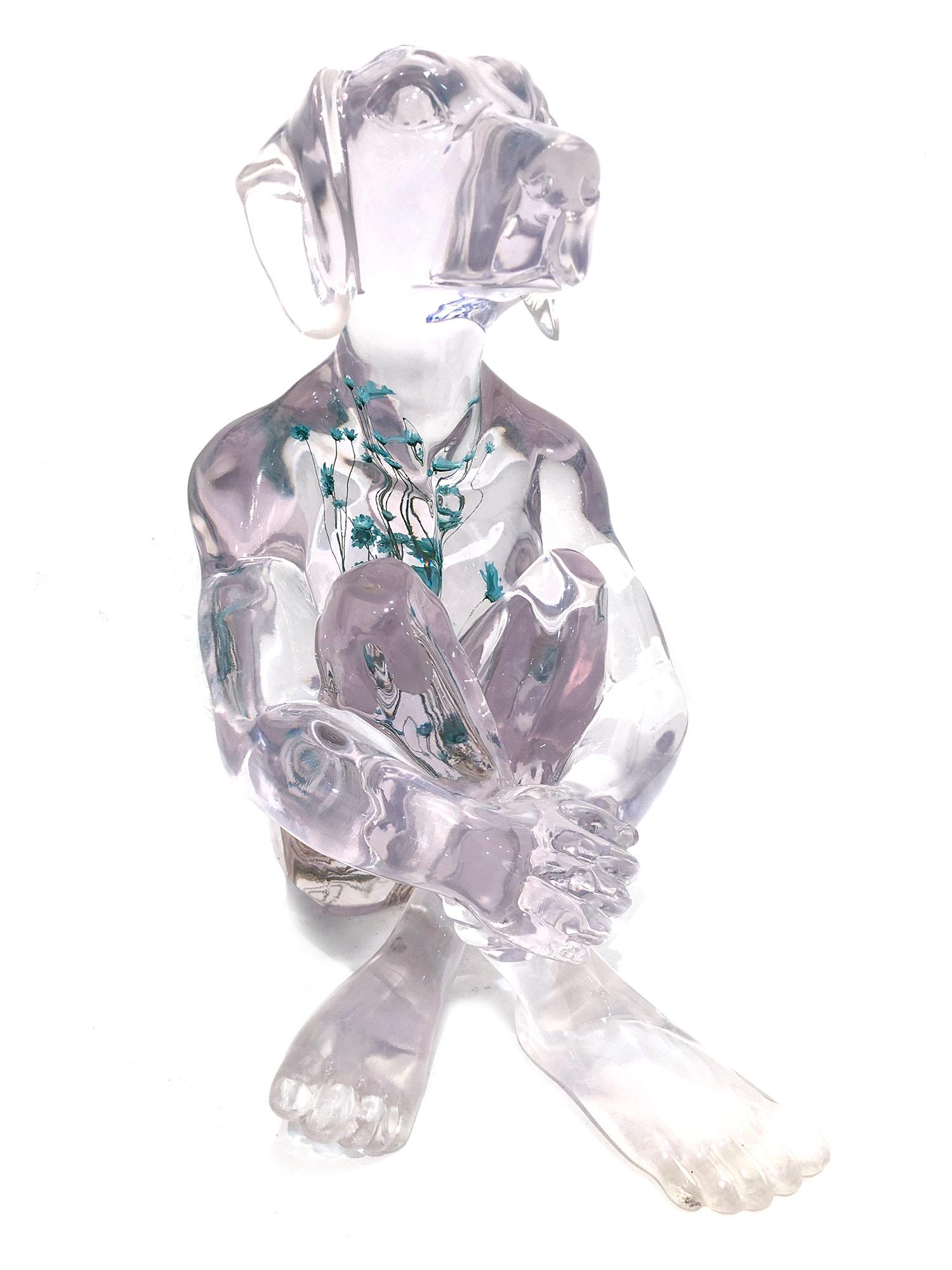 Sculpture de chien « Il avait des pensées pures avec des fleurs bleues » en résine avec fleurs  en vente 7