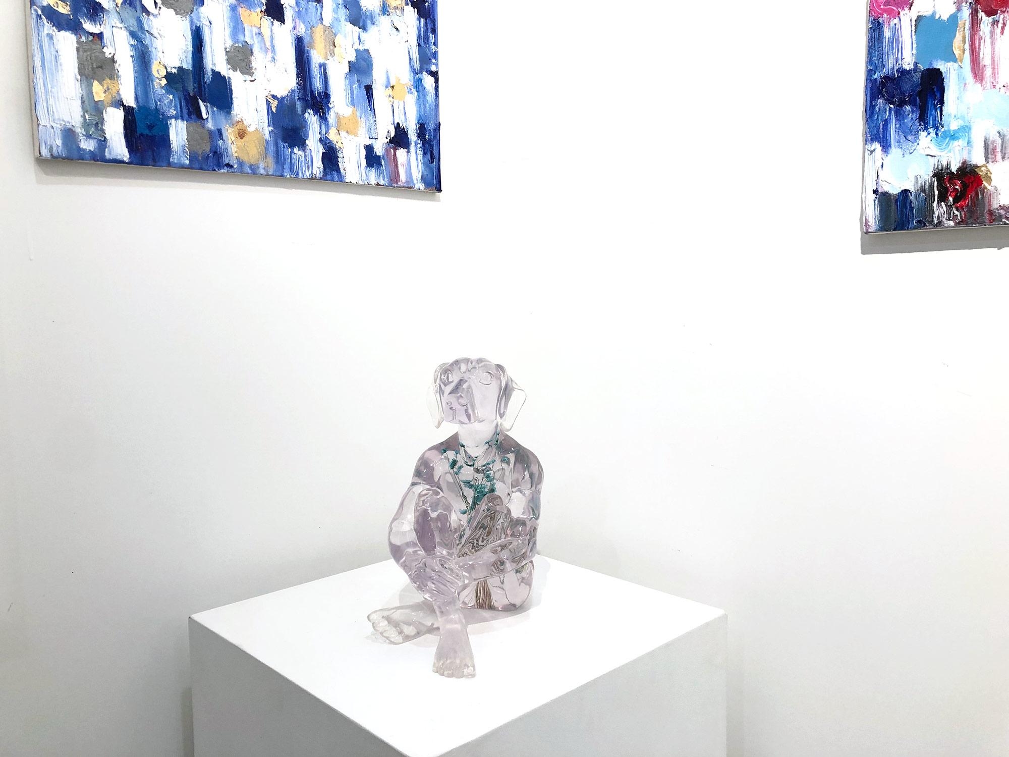 Sculpture de chien « Il avait des pensées pures avec des fleurs bleues » en résine avec fleurs  en vente 13