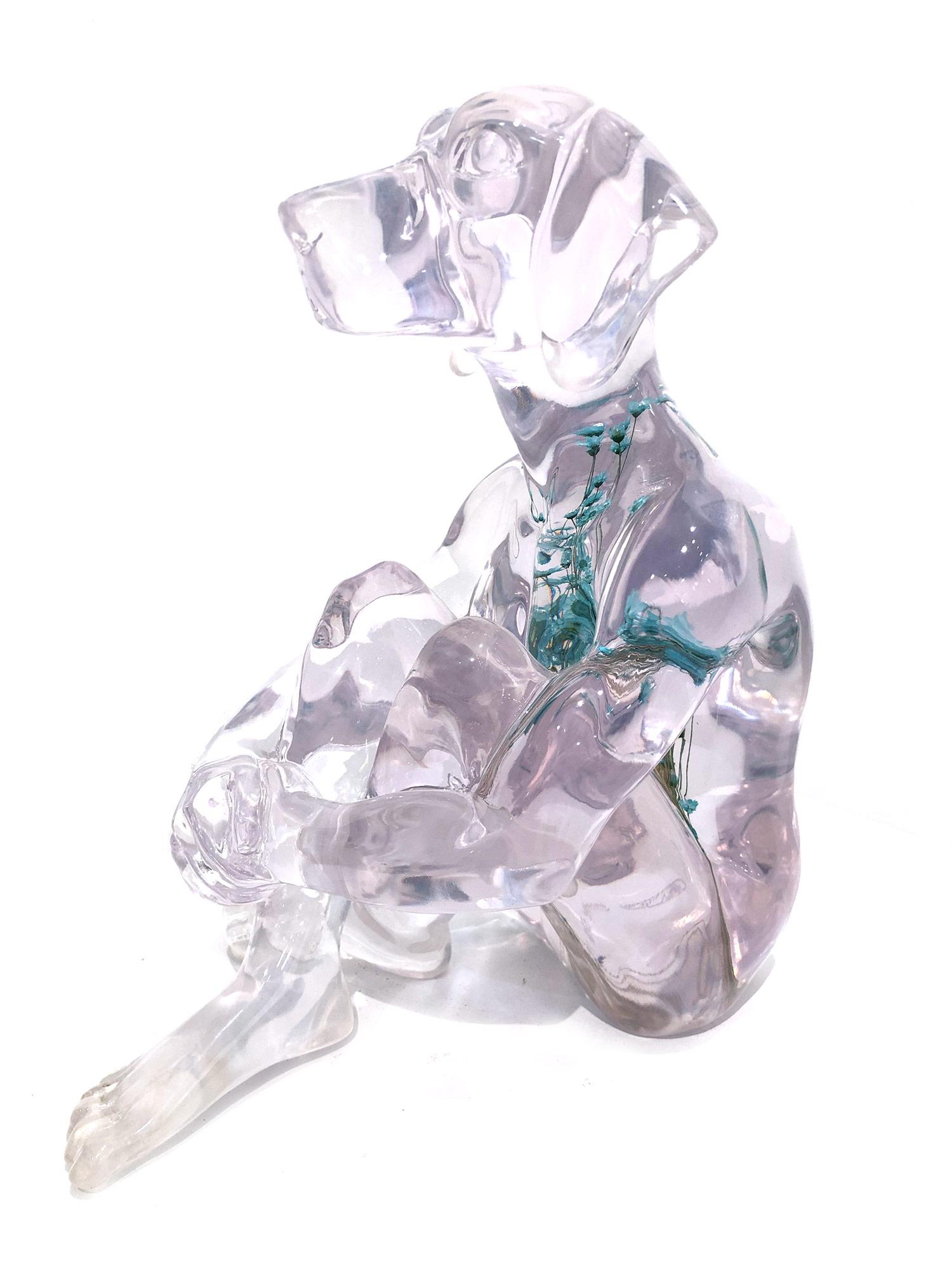 Sculpture de chien « Il avait des pensées pures avec des fleurs bleues » en résine avec fleurs  - Gris Figurative Sculpture par Gillie and Marc Schattner