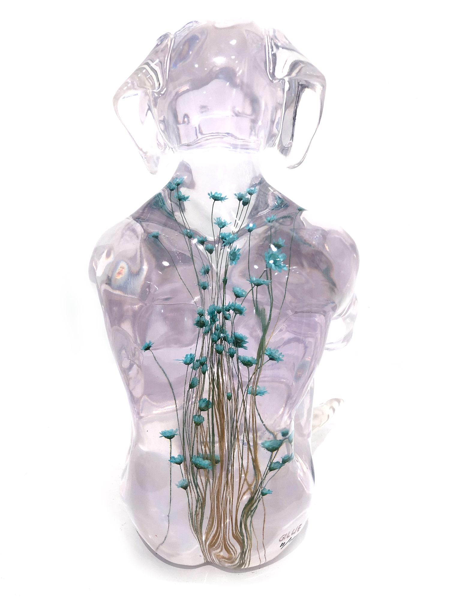 „Er hatte reine Gedanken mit blauen Blumen“ Hunde-Skulptur aus Harz mit Blumen  im Angebot 1