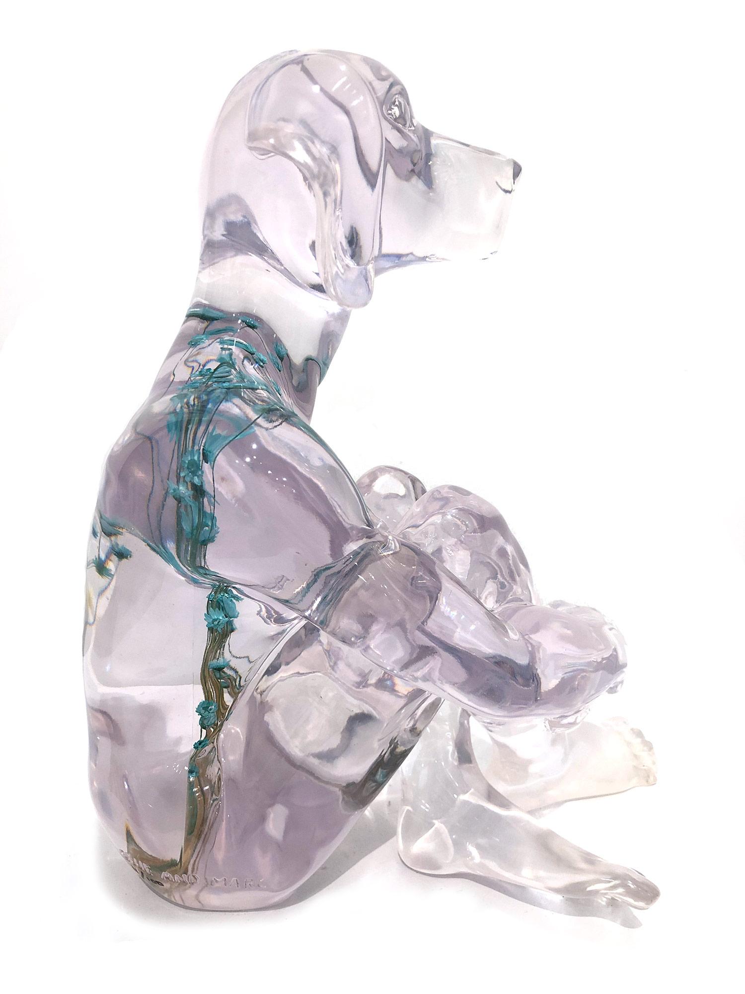 Sculpture de chien « Il avait des pensées pures avec des fleurs bleues » en résine avec fleurs  en vente 5