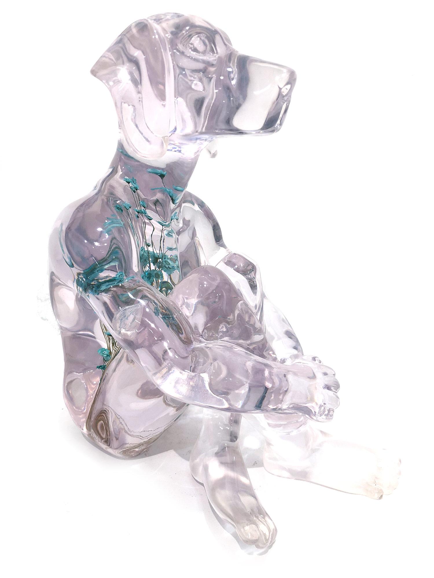 Sculpture de chien « Il avait des pensées pures avec des fleurs bleues » en résine avec fleurs  en vente 6