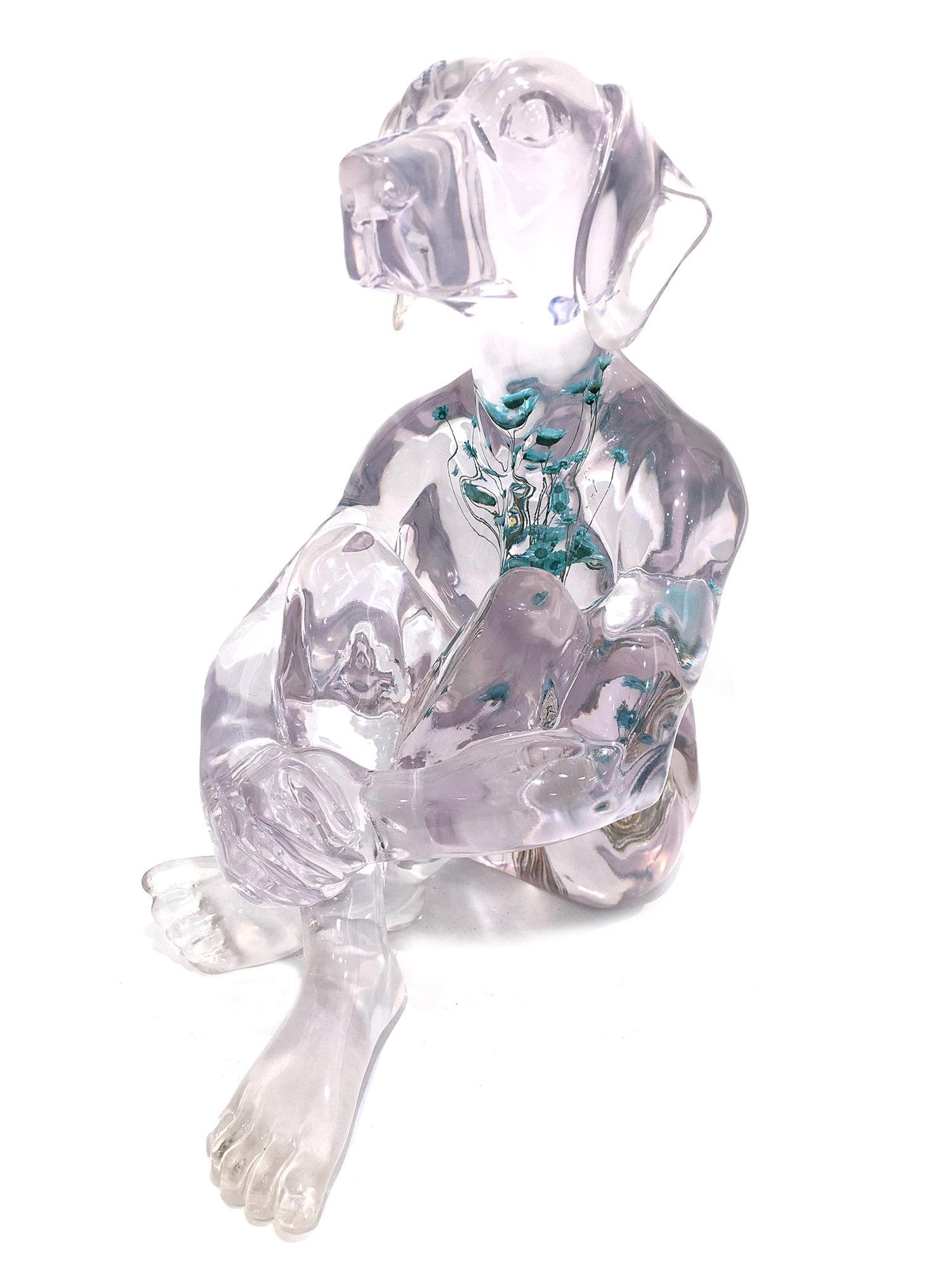 Figurative Sculpture Gillie and Marc Schattner - Sculpture de chien « Il avait des pensées pures avec des fleurs bleues » en résine avec fleurs 