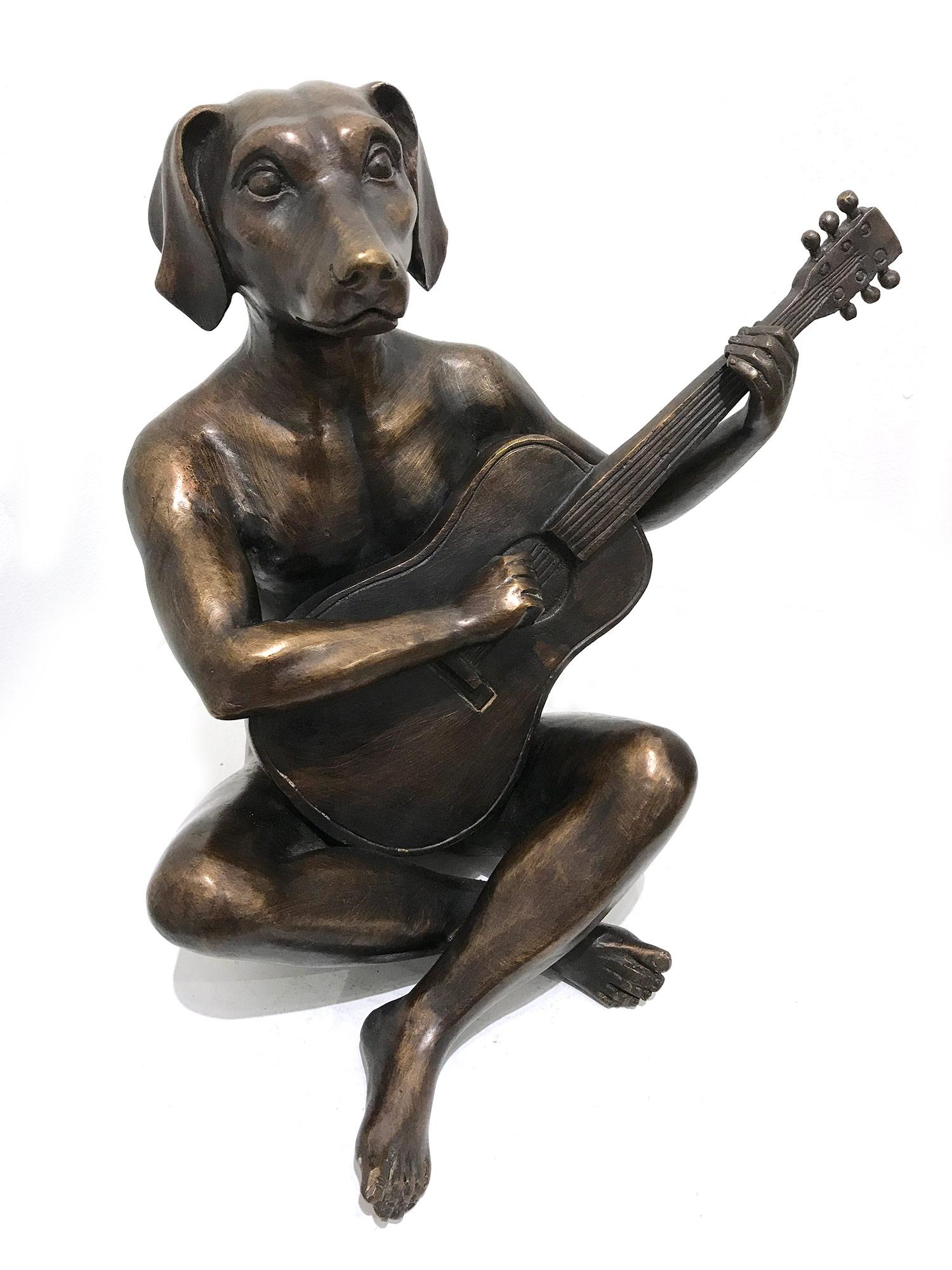 « Il jouait comme il était Keith Richards » - Sculpture de chien à guitare en bronze en vente 7