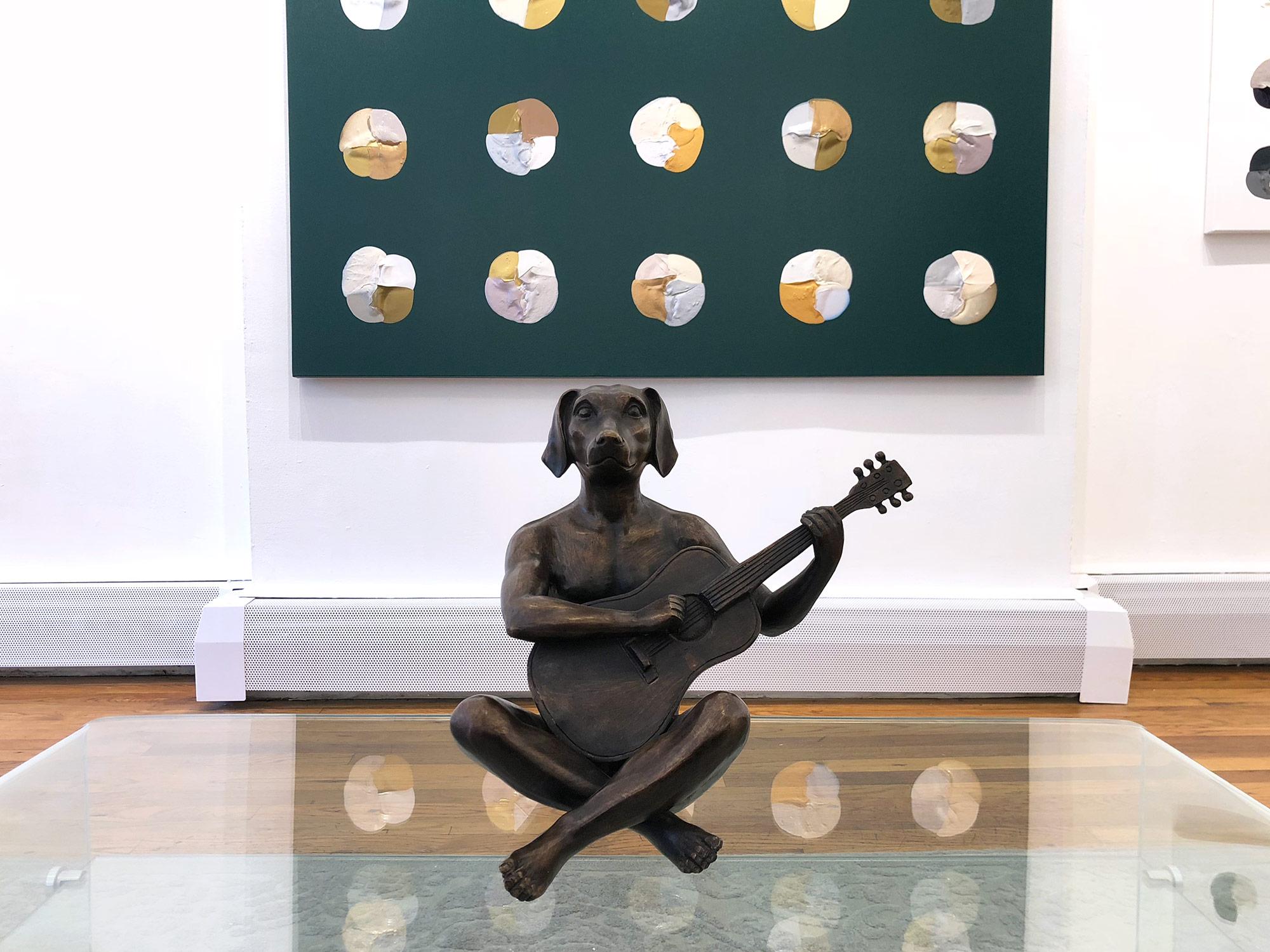 « Il jouait comme il était Keith Richards » - Sculpture de chien à guitare en bronze en vente 12
