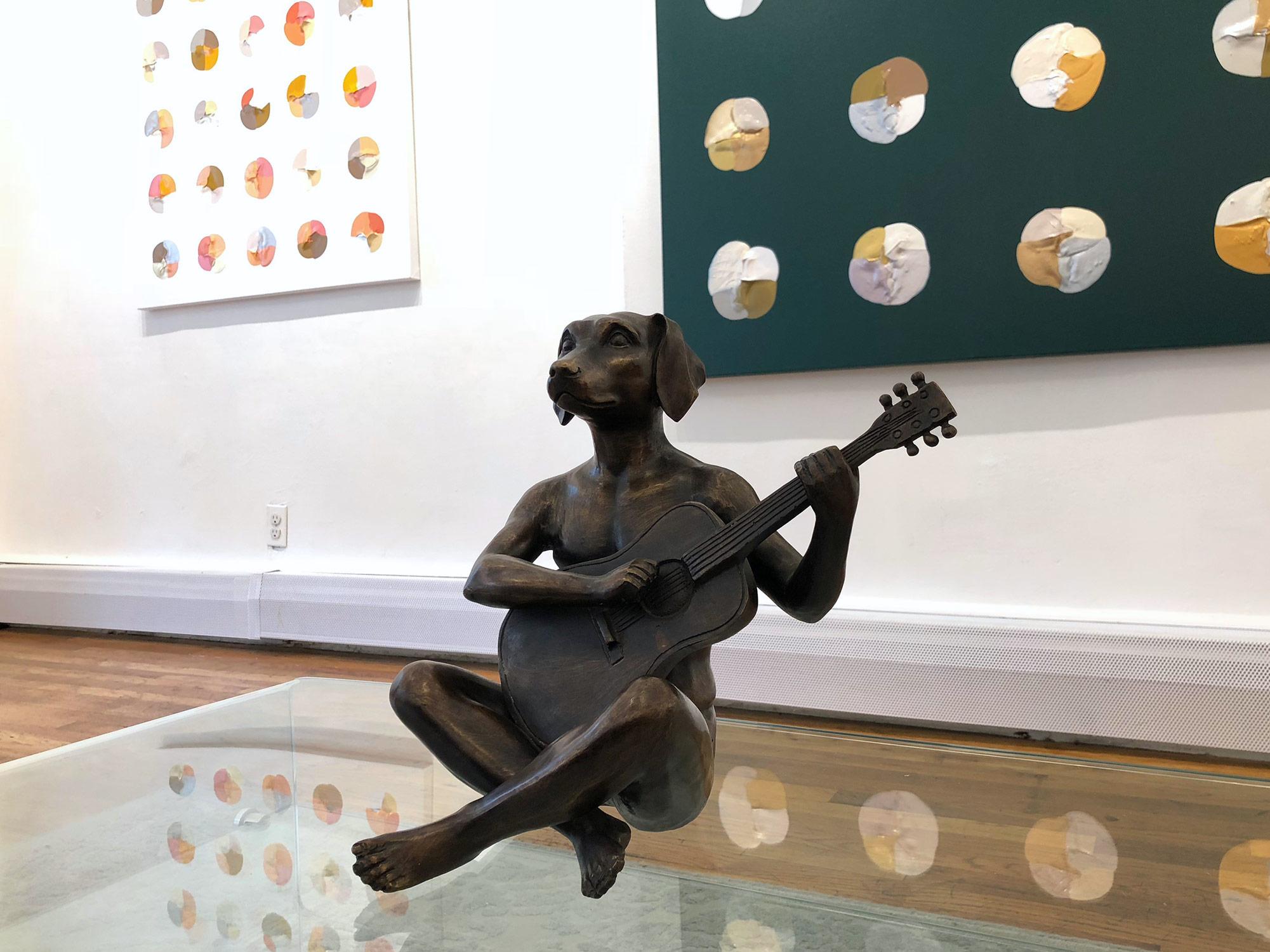 „Er spielte wie er war Keith Richards“, Hund mit Gitarre, Bronzeskulptur im Angebot 11