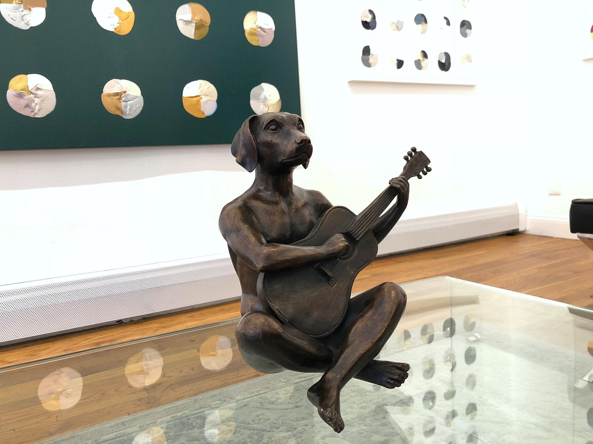 „Er spielte wie er war Keith Richards“, Hund mit Gitarre, Bronzeskulptur im Angebot 12