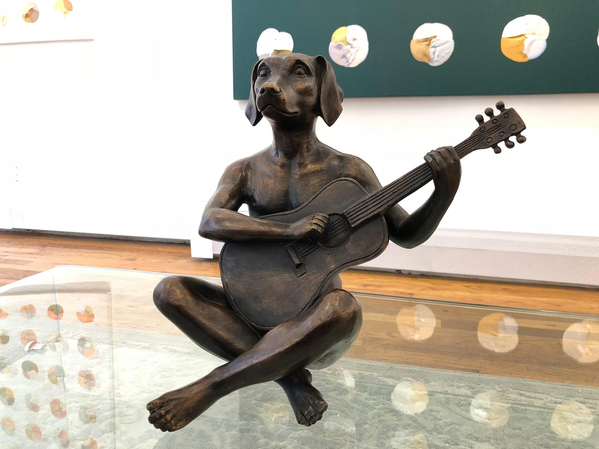 „Er spielte wie er war Keith Richards“, Hund mit Gitarre, Bronzeskulptur im Angebot 13