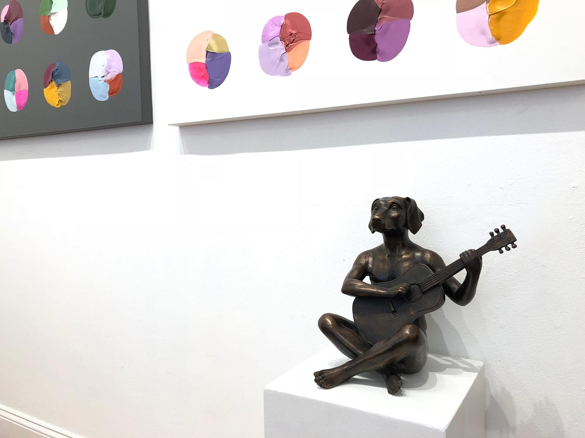 « Il jouait comme il était Keith Richards » - Sculpture de chien à guitare en bronze en vente 17