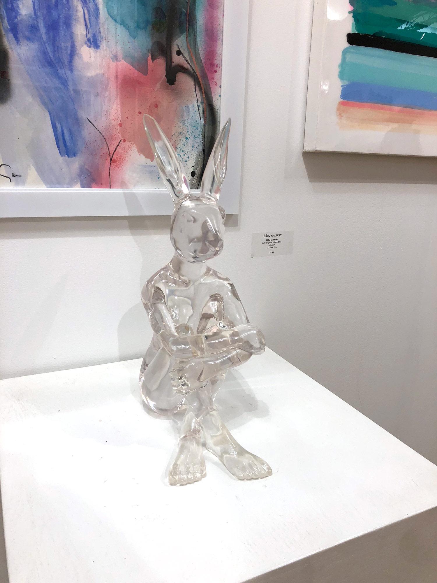 Lolly Kaninchenmädchen (Clear) – Sculpture von Gillie and Marc Schattner