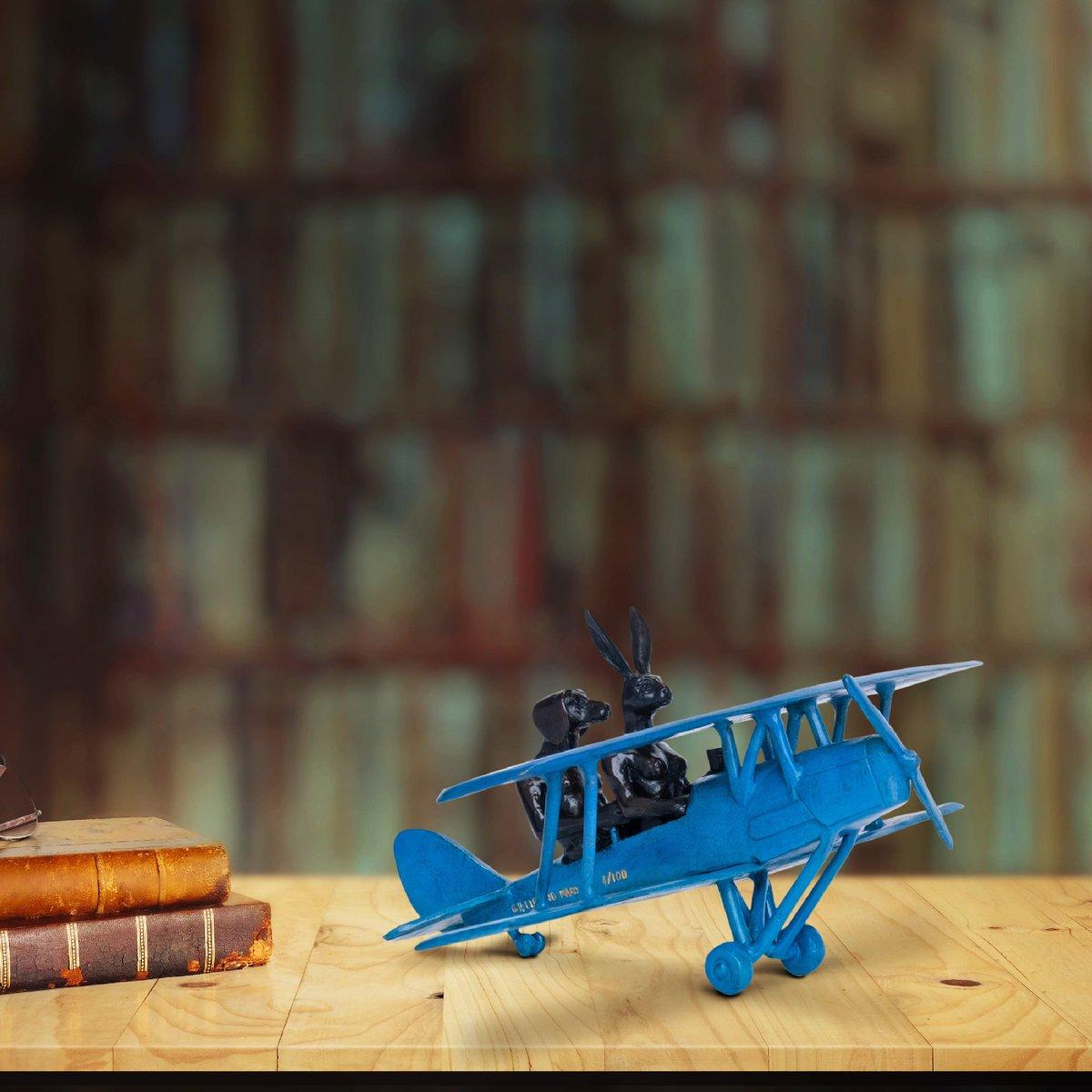 Titre : Ils volaient haut (avion miniature Blue Tiger Moth)
Sculpture en bronze authentique
Édition limitée

Des artistes contemporains de renommée mondiale : Gillie et Marc, mari et femme, sont des artistes contemporains basés à New York et à