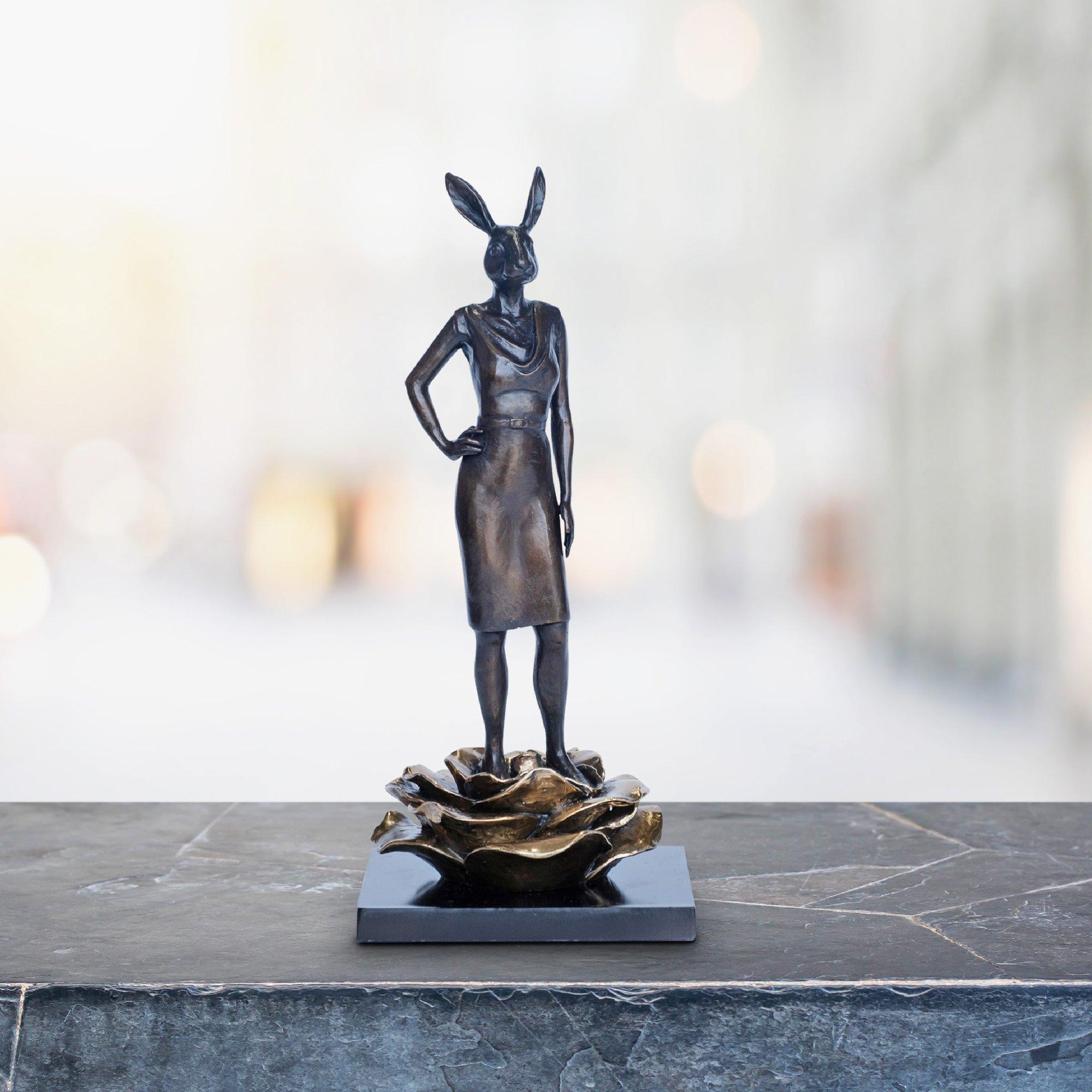 Autentica scultura in bronzo Rabbit Woman Stood for Equality di Gillie and Marc - Sculpture di Gillie and Marc Schattner