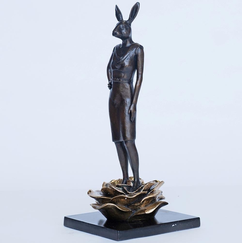 Autentica scultura in bronzo Rabbit Woman Stood for Equality di Gillie and Marc in vendita 1