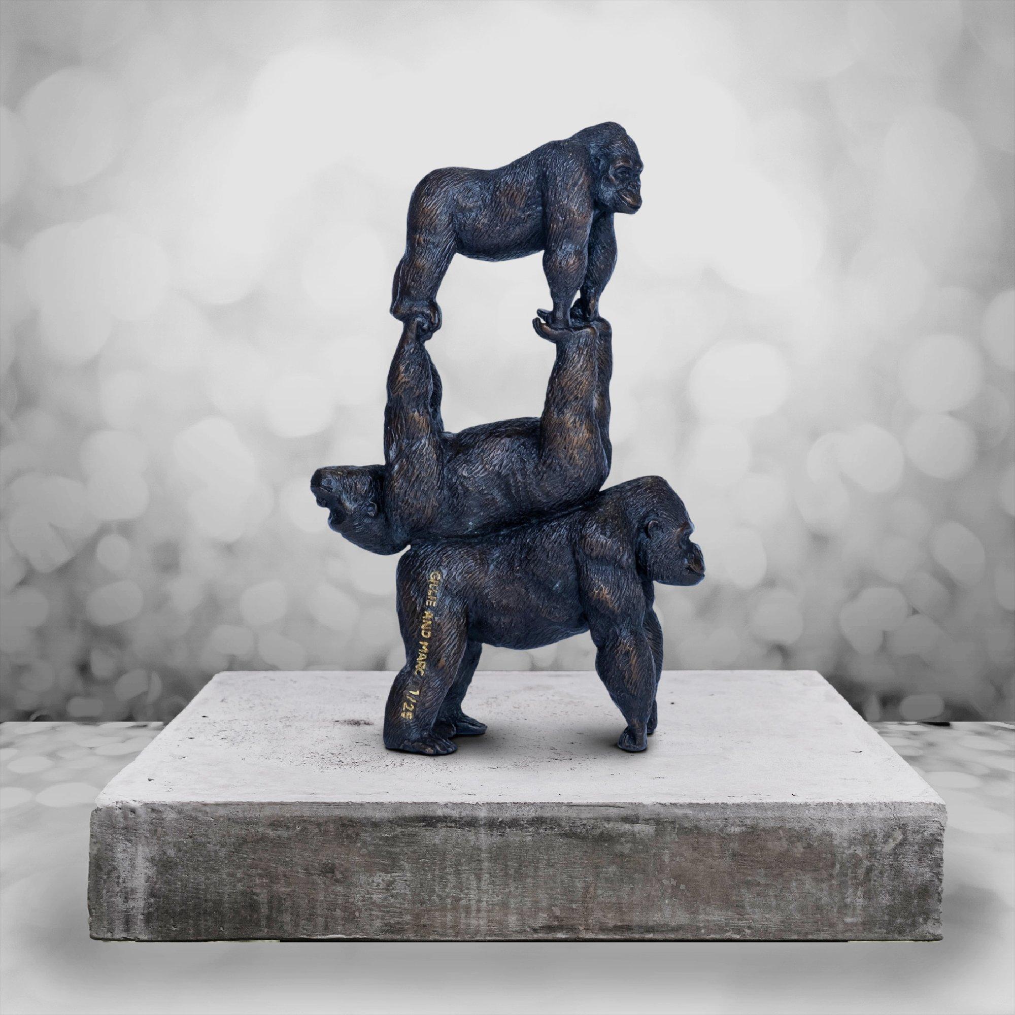 Authentische Bronze Gorillas On Top Of The World Skulptur von Gillie and Marc im Angebot 1