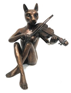 „She Only Played the Songs She Wrote“ Katzenfrau mit Violin-Bronze-Skulptur