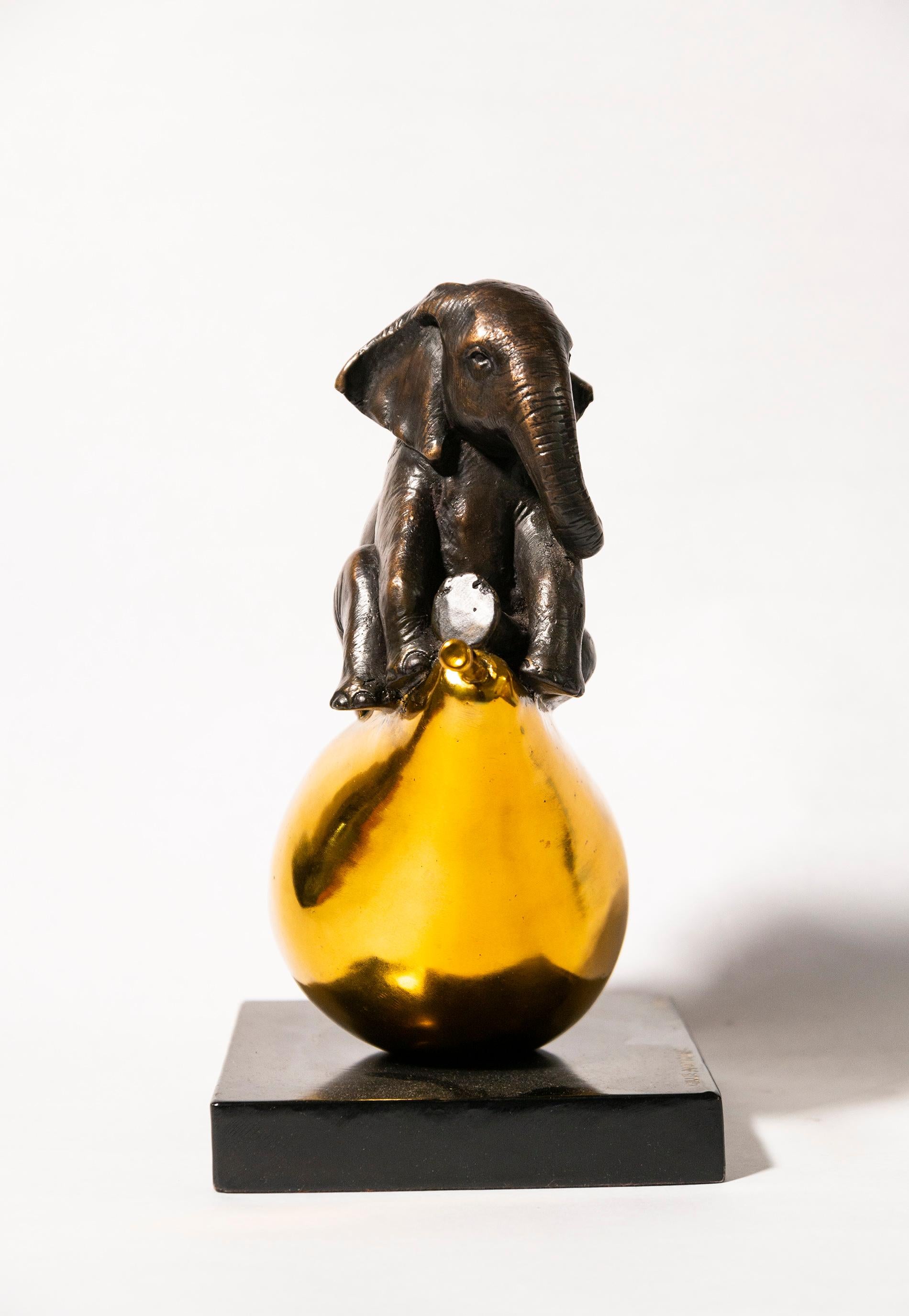 L'éléphant n'était qu'une poire 2/40 - sculpture ludique et contemporaine en bronze - Contemporain Sculpture par Gillie and Marc Schattner