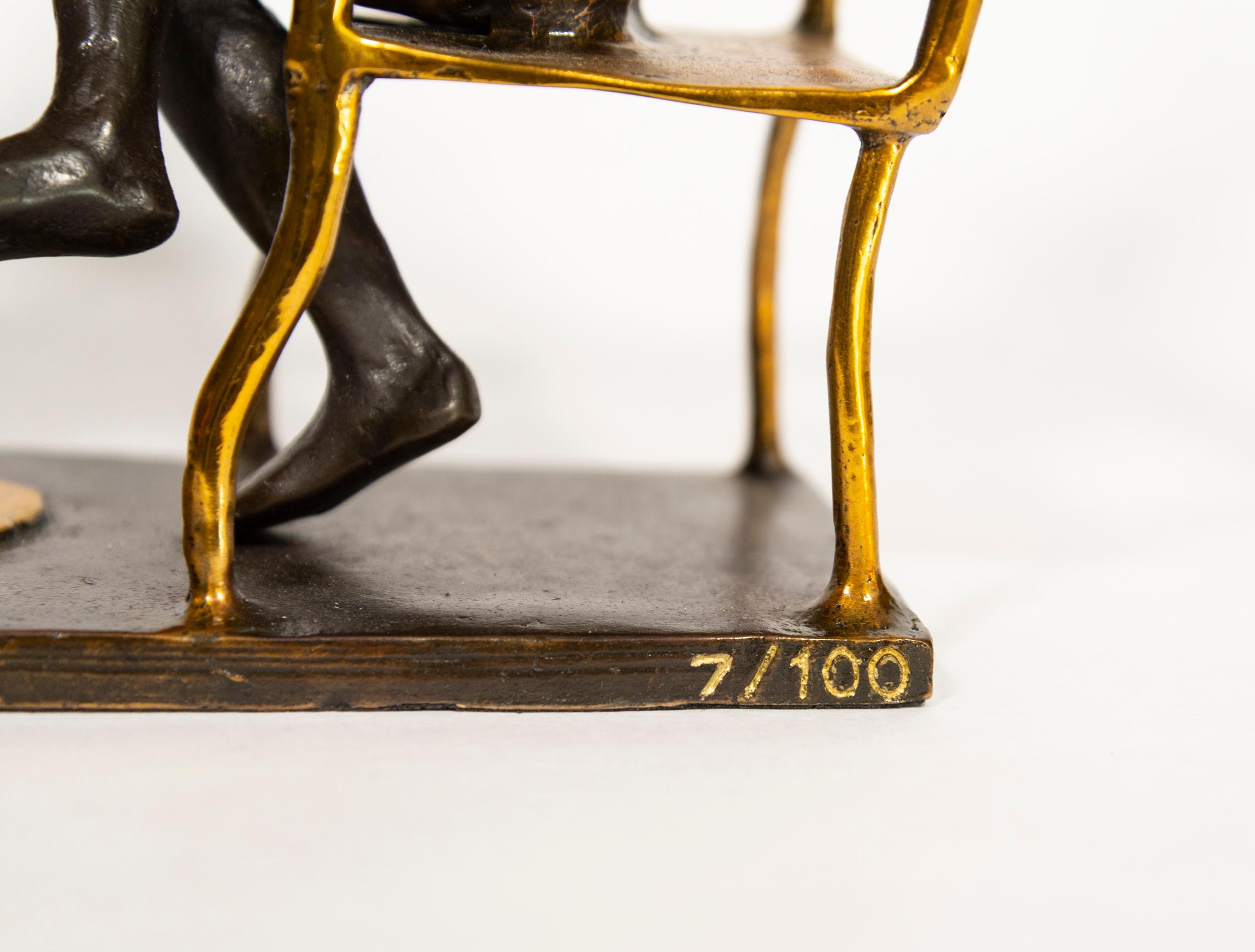 Gillie and Marc haben ihre beliebten Hybrid-Skulpturen neu aufgelegt und diese skurrile Tischfigur aus Bronze gegossen. Um die spirituelle Verbindung zwischen Mensch und Tier darzustellen, sitzt eine Kaninchenfrau einem Hundemann an einem kleinen