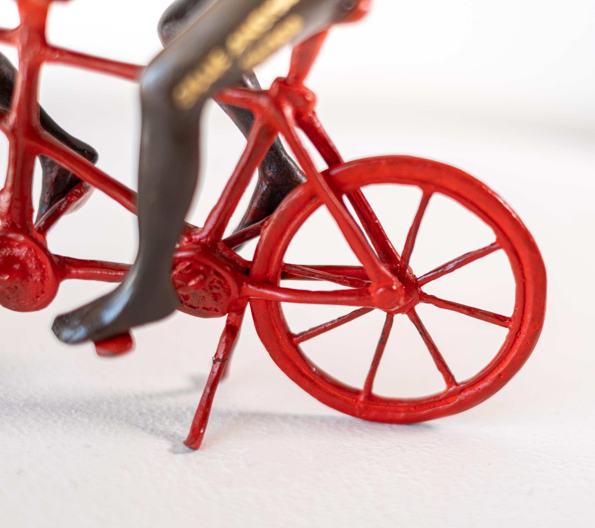 Ils aimaient rouler ensemble à Paris 24/100 - sculpture figurative en bronze en vente 8