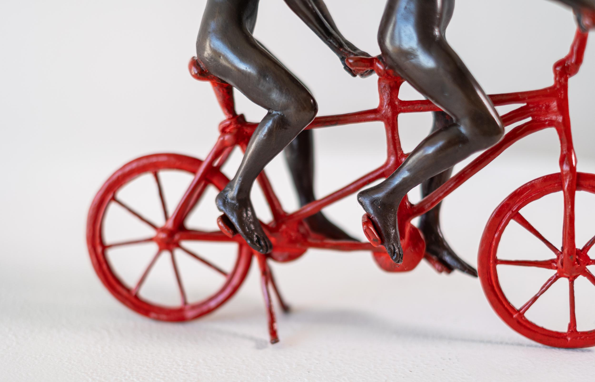 Ils aimaient rouler ensemble à Paris 24/100 - sculpture figurative en bronze en vente 3