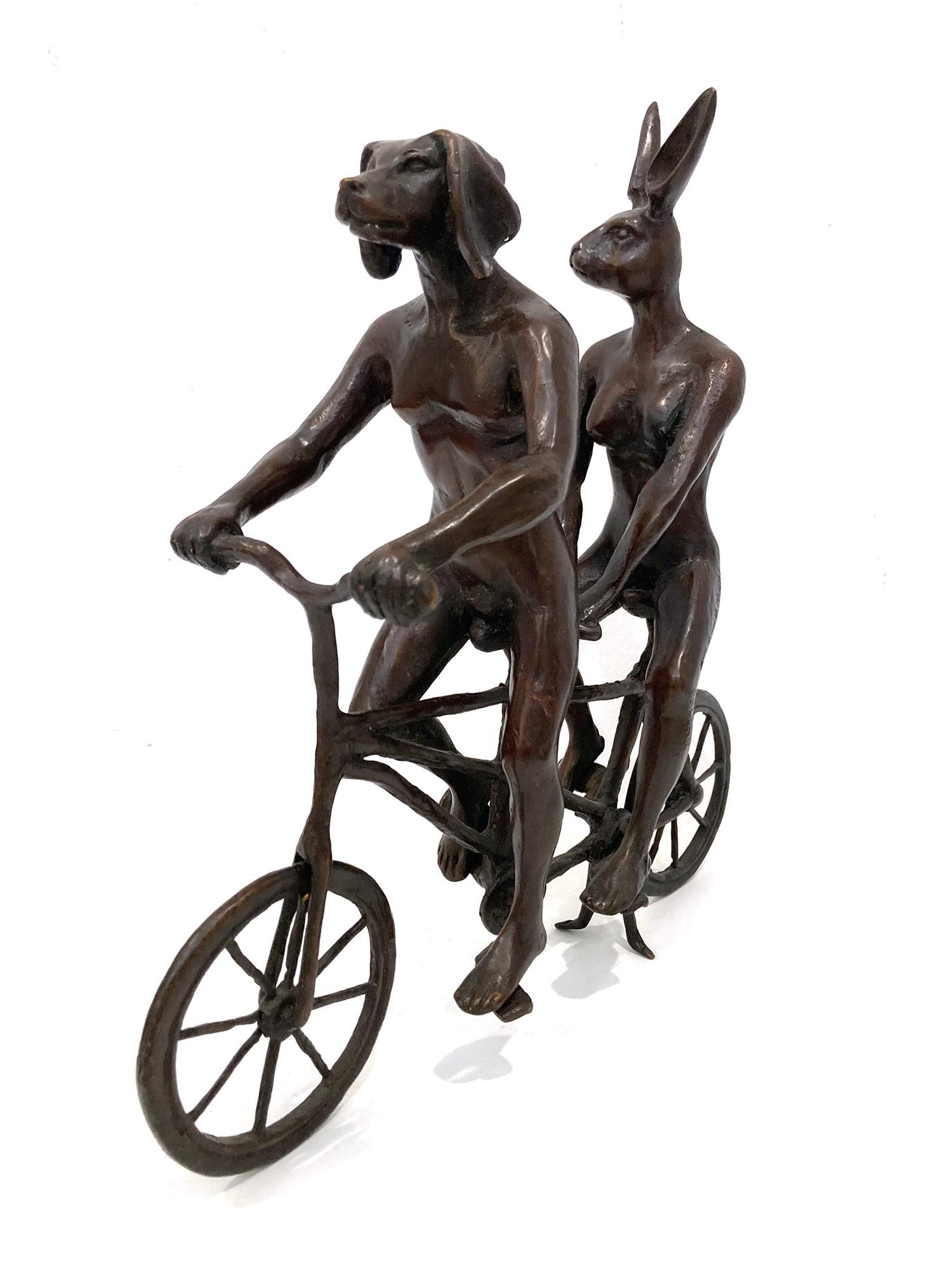 „They Loved Riding Together in Paris“ Fahrradskulptur mit tiefer Bronzepatina – Sculpture von Gillie and Marc Schattner