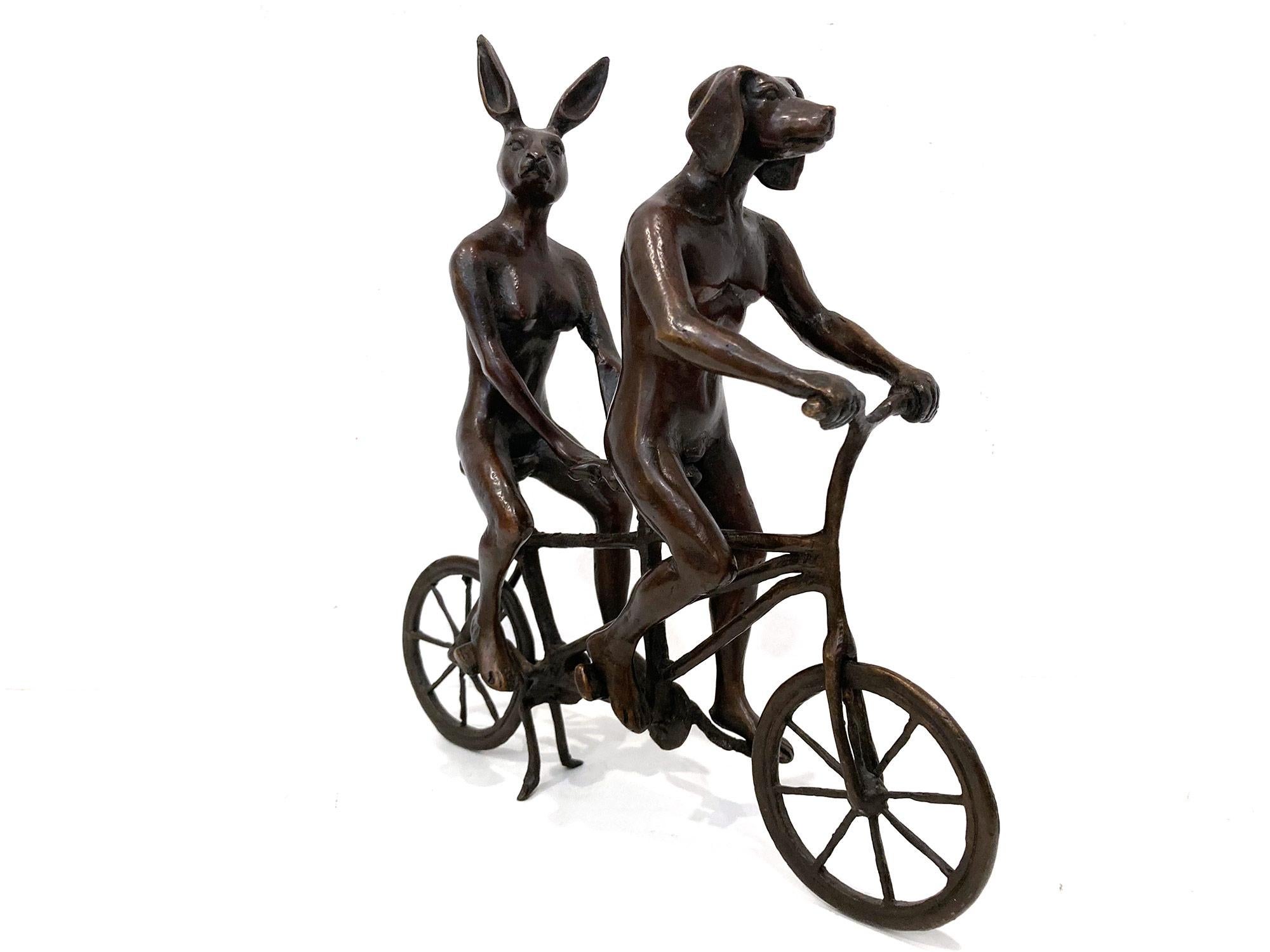 Ein skurriles und doch sehr starkes Werk, das das Kaninchen und den Weim aus Gillie and Marcs ikonischen Figuren des Hund-Hasen-Mensch-Hybriden darstellt, die auf der ganzen Welt große Wertschätzung erfahren haben. Hier fahren diese beiden Personen