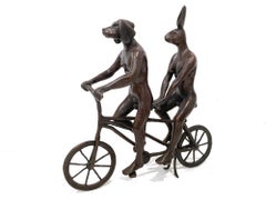 « Ils aiment courir ensemble à Paris » - Sculpture de bicyclette avec patine bronze profonde