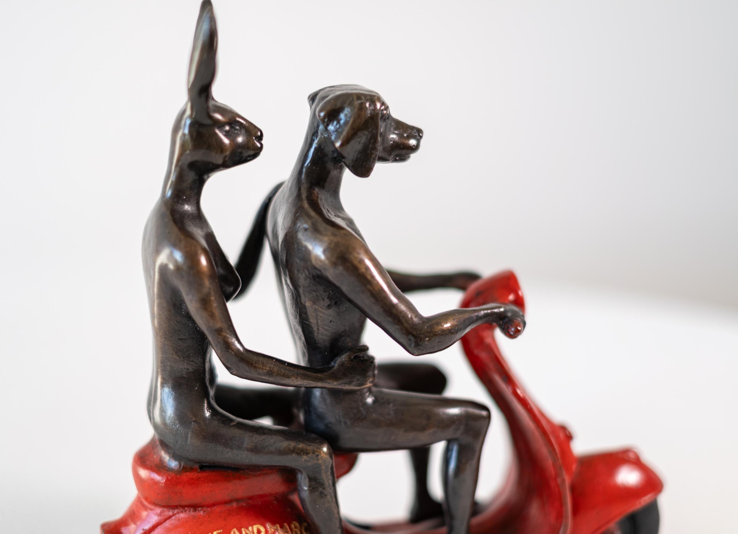Sie fuhren, um die Tierwelt zu retten (Rot) 32/100 - figurative Skulptur aus Bronze im Angebot 7