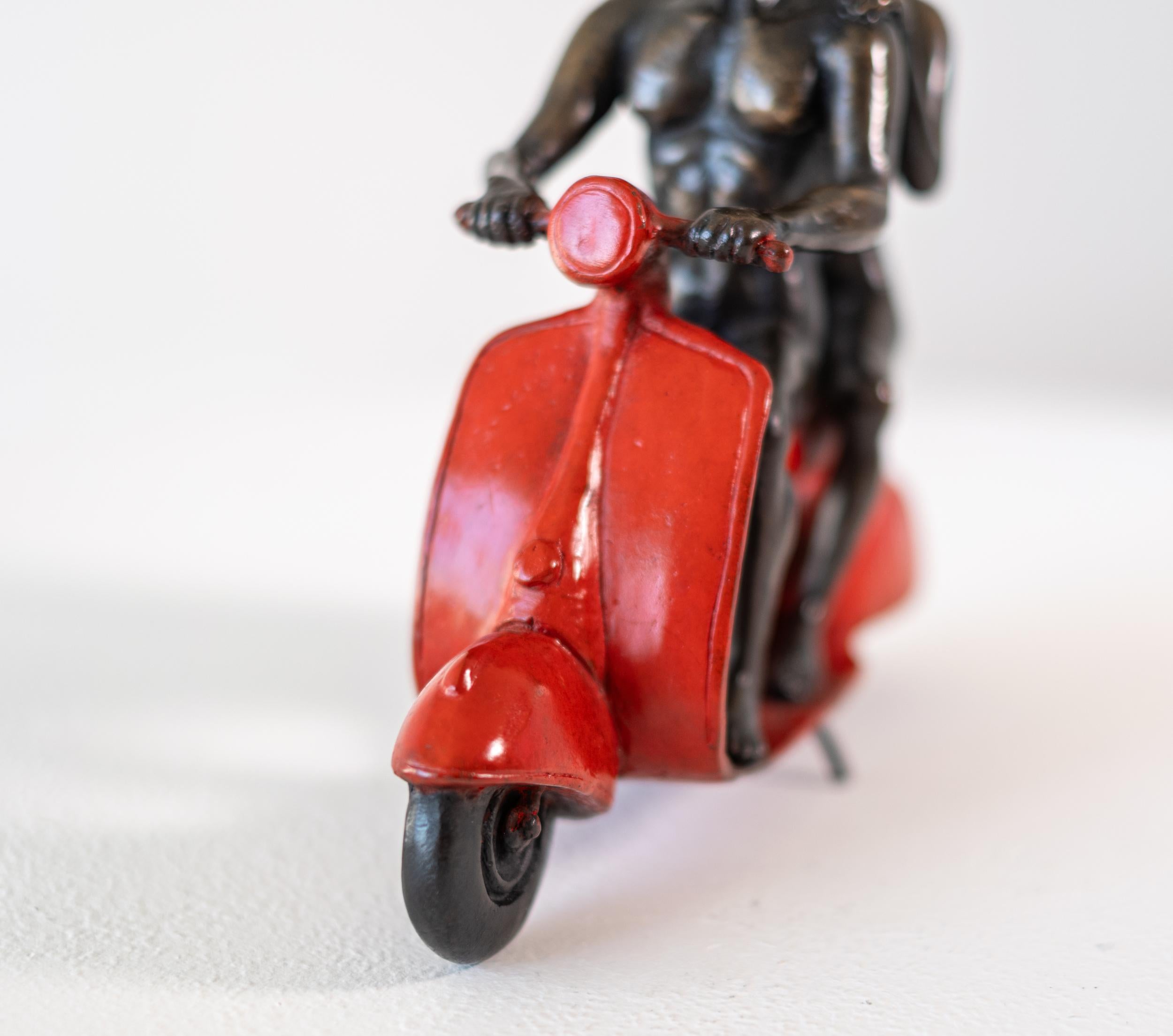 Sie fuhren, um die Tierwelt zu retten (Rot) 32/100 - figurative Skulptur aus Bronze im Angebot 8