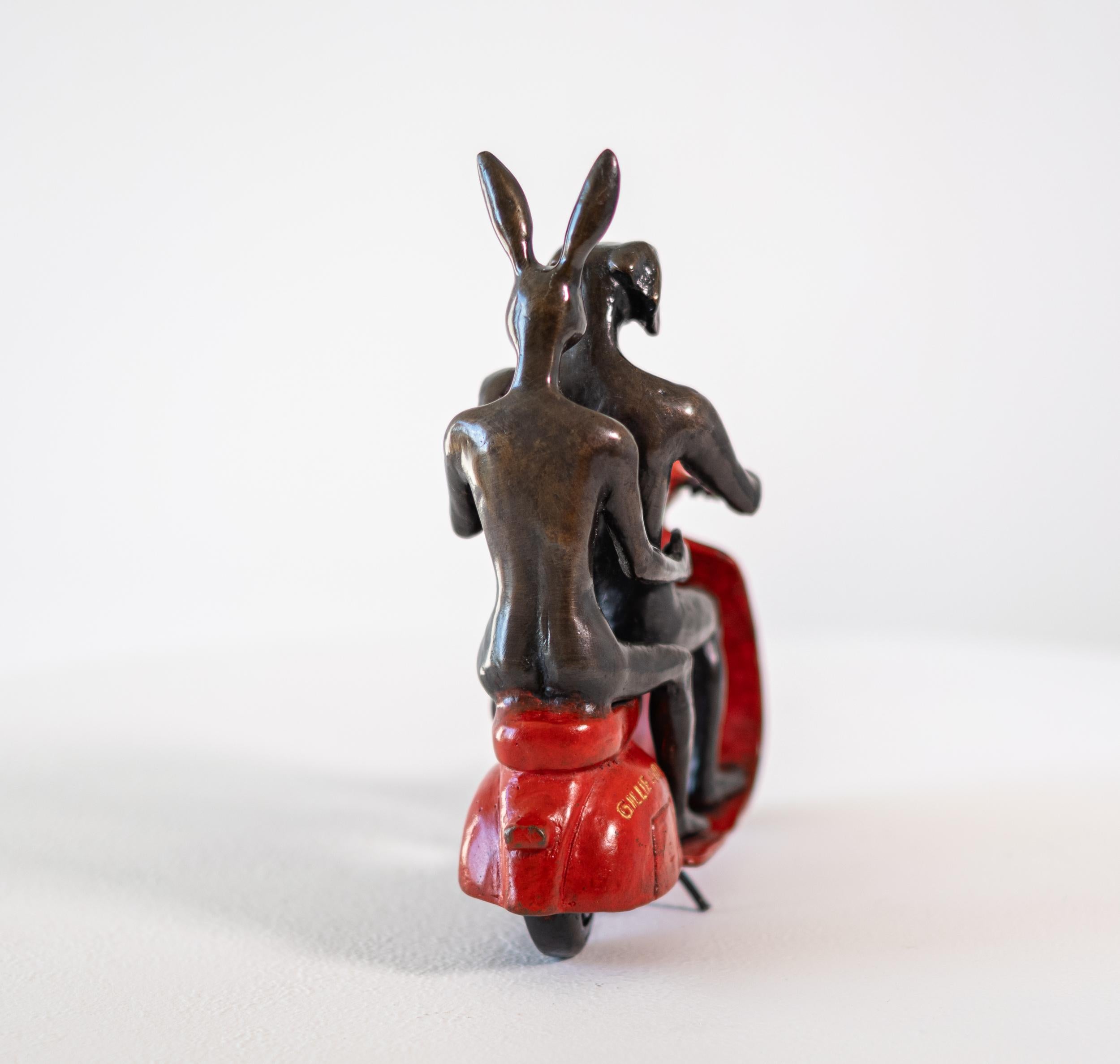 Diese zeitgenössische figurative Tischskulptur aus Bronze mit Tieren stammt von Gillie and Marc.

Das britisch-australische Künstlerduo Gillie and Marc hat mit seinen humorvollen Bronzeskulpturen die ganze Welt verzaubert. Ihr eigenes