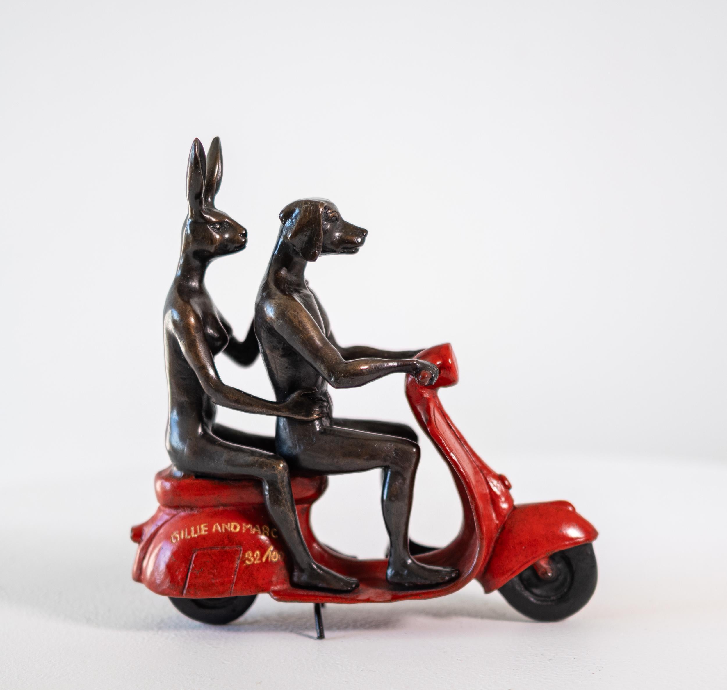 Sie fuhren, um die Tierwelt zu retten (Rot) 32/100 - figurative Skulptur aus Bronze im Angebot 1