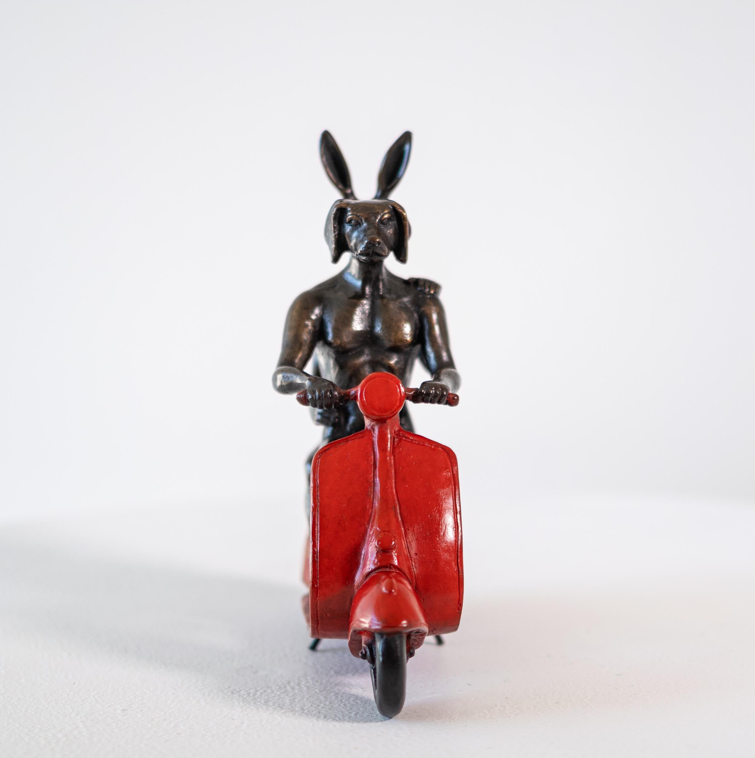 Sie fuhren, um die Tierwelt zu retten (Rot) 32/100 - figurative Skulptur aus Bronze im Angebot 3