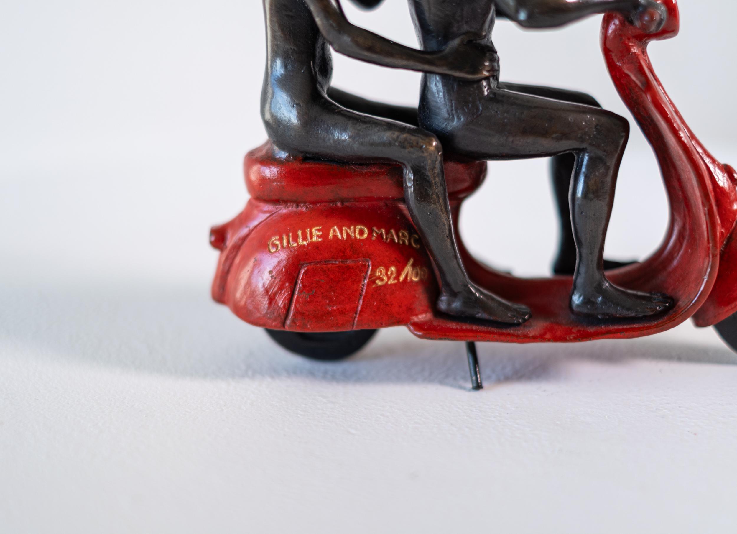 Sie fuhren, um die Tierwelt zu retten (Rot) 32/100 - figurative Skulptur aus Bronze im Angebot 4