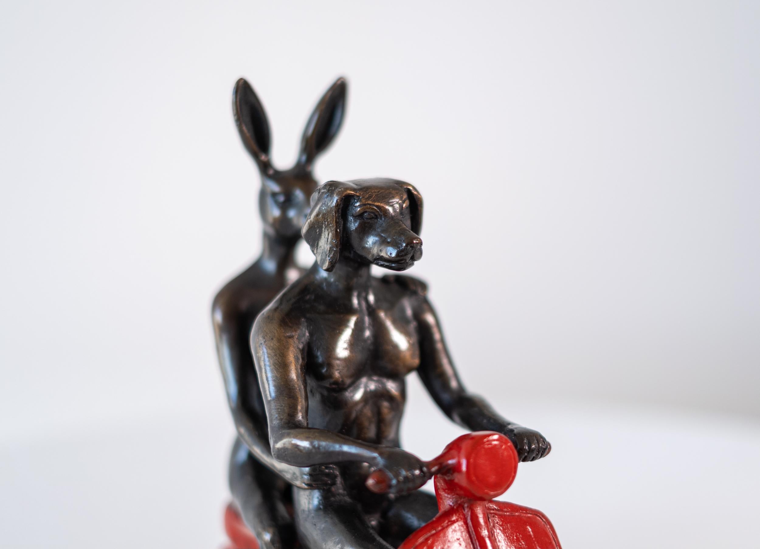 Sie fuhren, um die Tierwelt zu retten (Rot) 32/100 - figurative Skulptur aus Bronze im Angebot 5